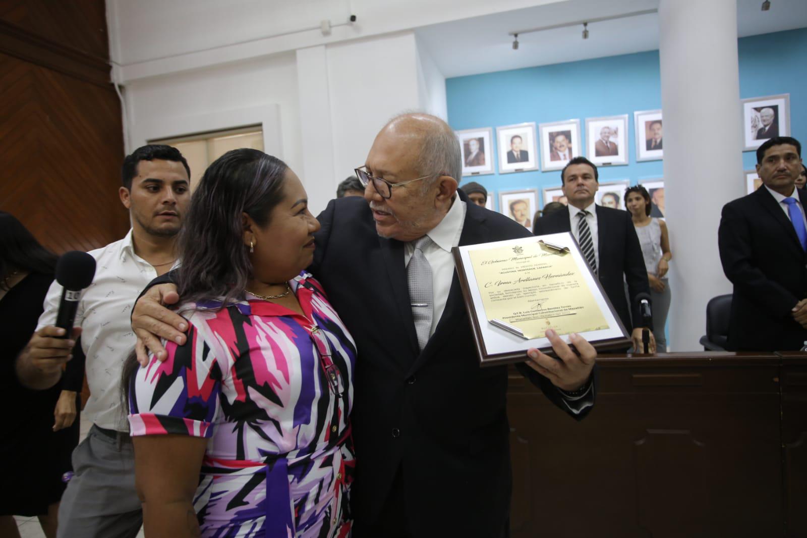 $!Entregan la Medalla ‘Agustina Monterde Lafarga’ a presidenta de Tesoros Perdidos. Hasta Encontrarlos, Irma Arellanes