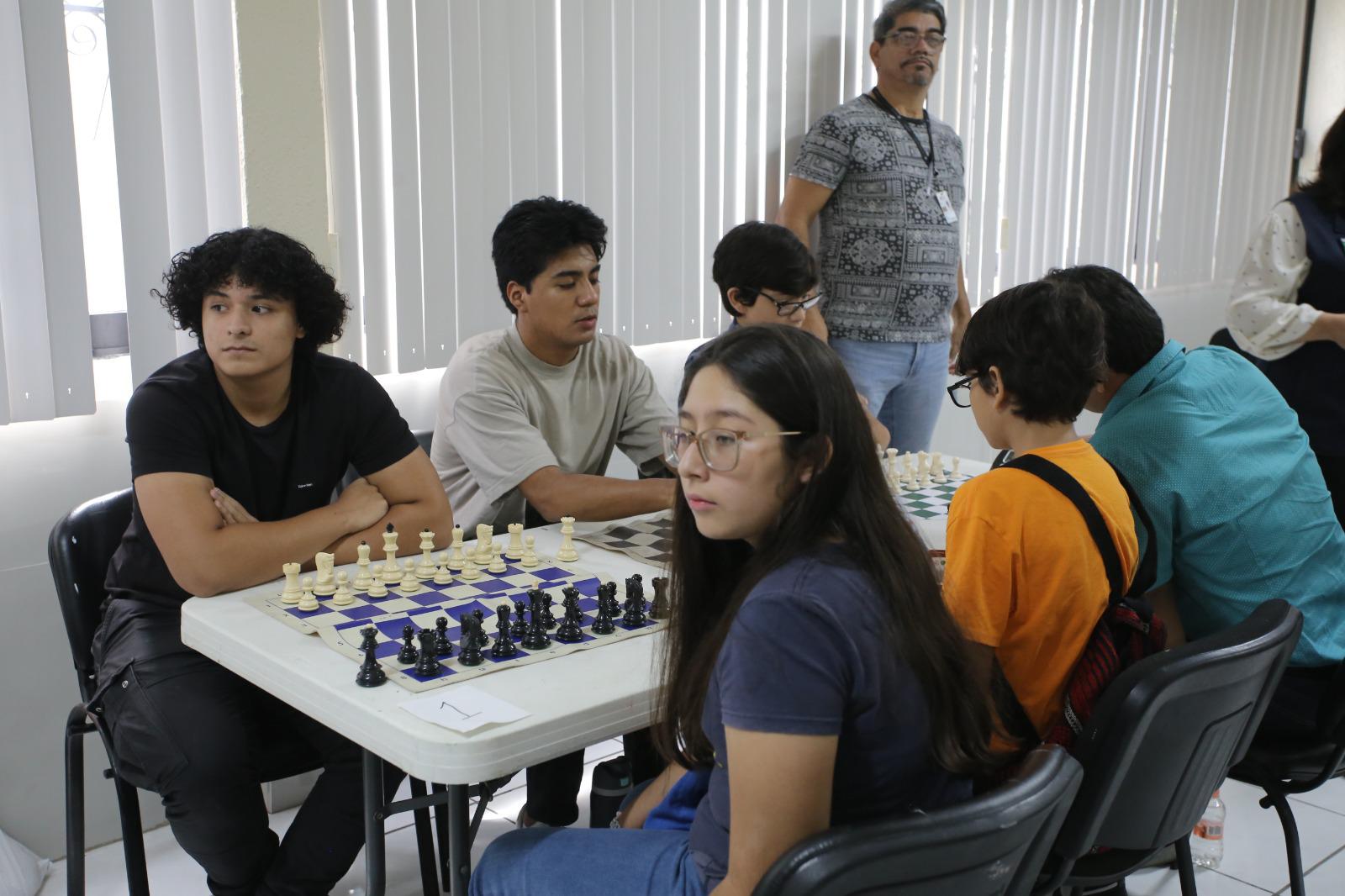 $!Ajedrecistas mueven las piezas en Torneo por la Paz