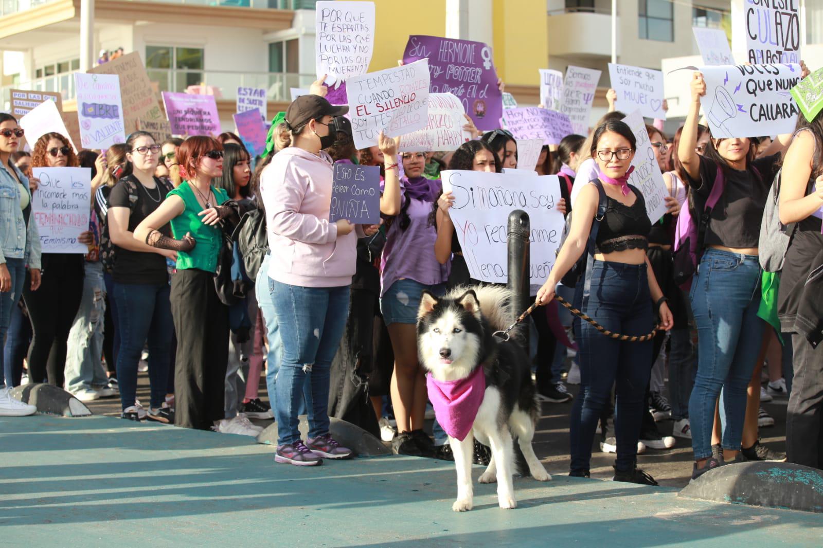 $!Mujeres toman el paseo costero de Mazatlán para exigir alto a la violencia