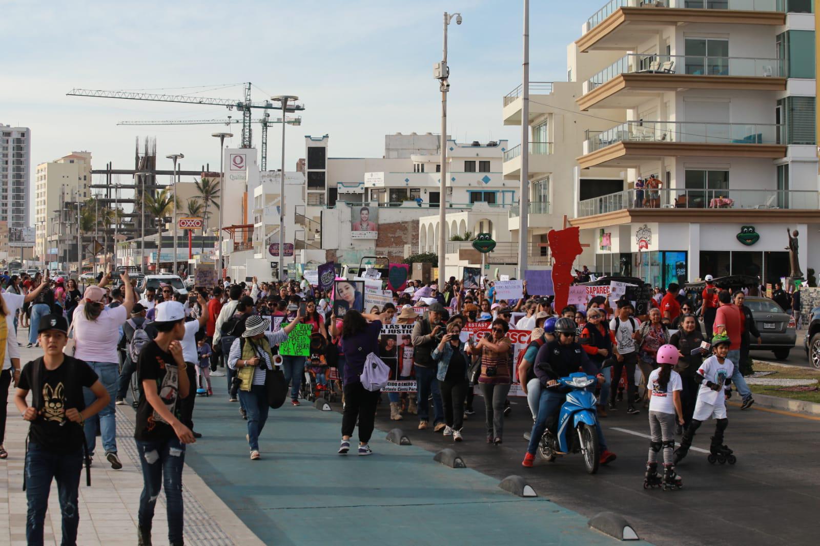 $!Mujeres toman el paseo costero de Mazatlán para exigir alto a la violencia