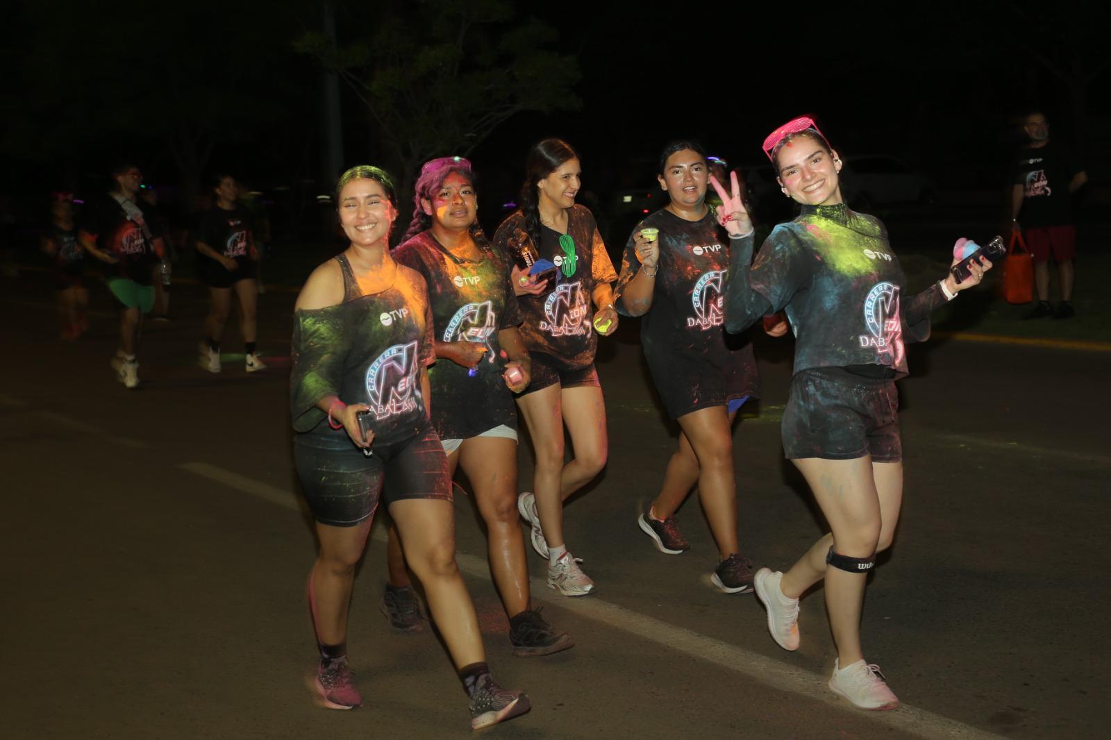 $!Mazatlecos y turistas disfrutan de fiesta de color en Carrera Neón TVP