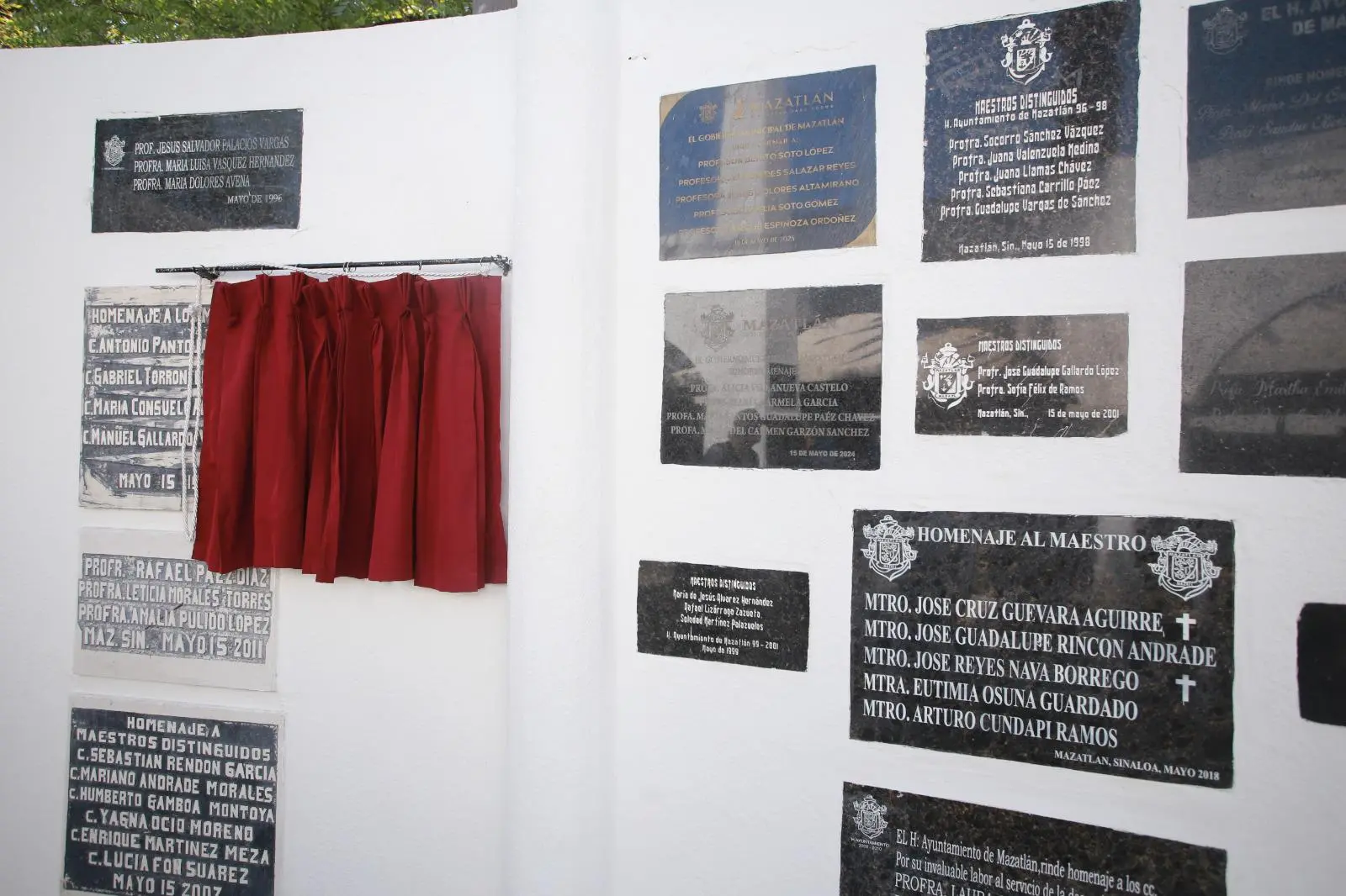 $!Mazatlán honra legado de tres docentes en el Monumento al Maestro