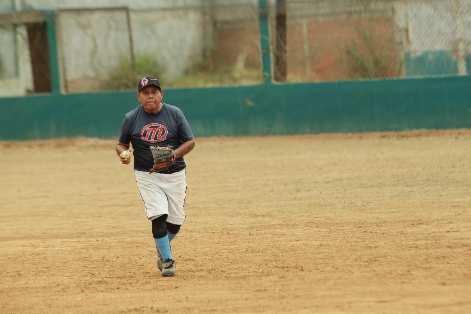 $!Familia Cuevas-Páez vapulea a Frigomar, en Liga de Beisbol Supermáster
