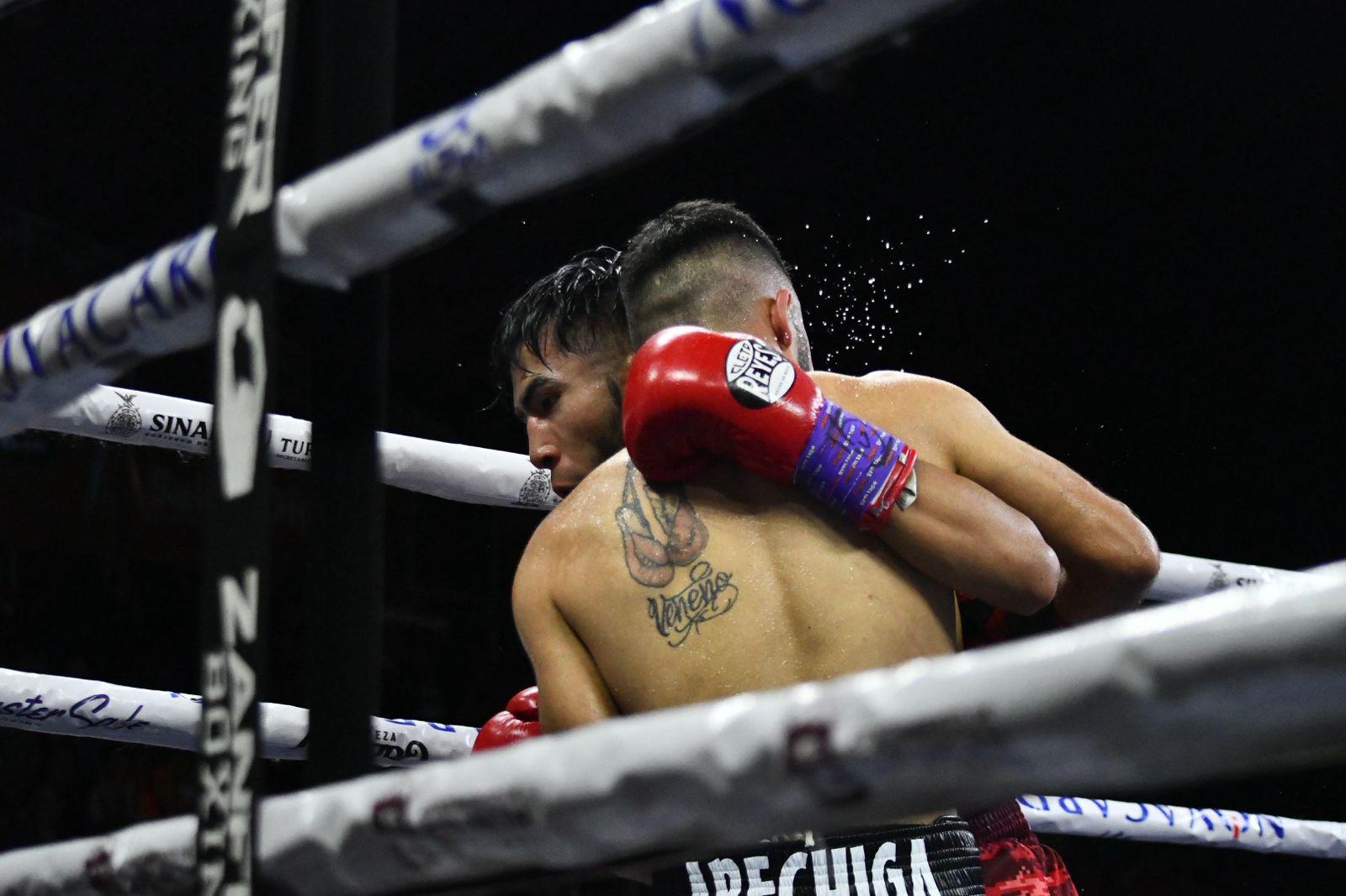 $!‘Veneno’ Aréchiga noquea en el séptimo asalto y enciende la noche de boxeo en Culiacán