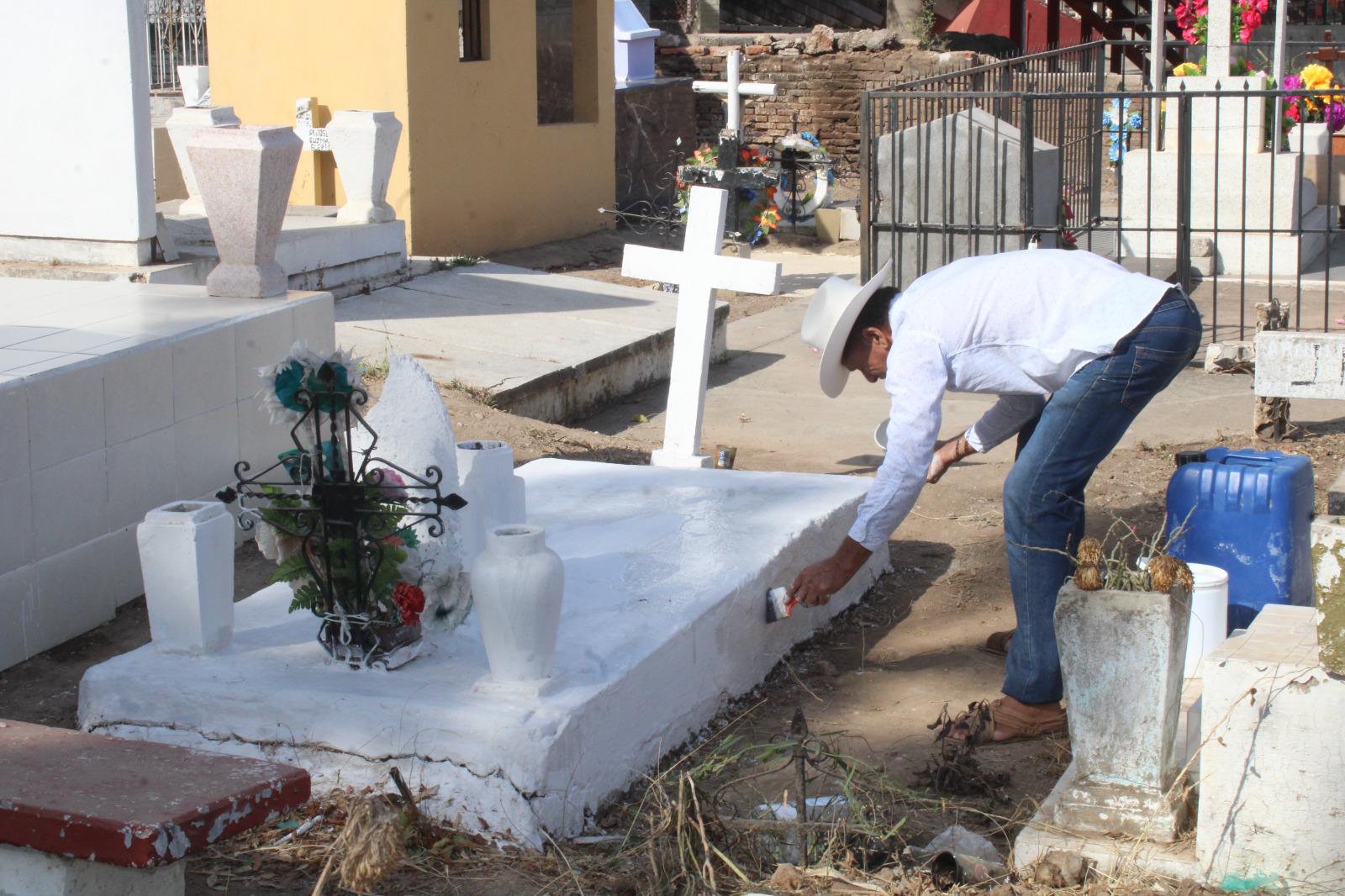 $!Entre flores, plegarias y veladoras, familias visitan a las mamás de Rosario que están en el cielo