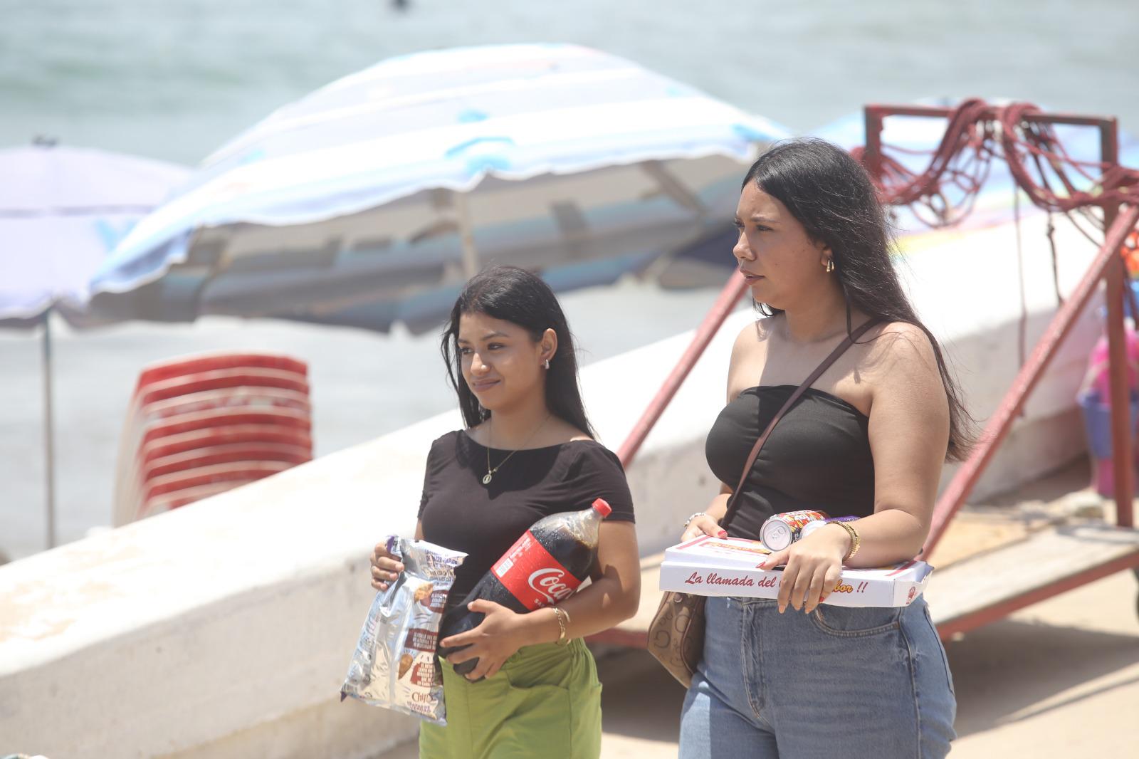 $!Turismo nacional se apodera de la zona costera de Mazatlán durante el fin de semana