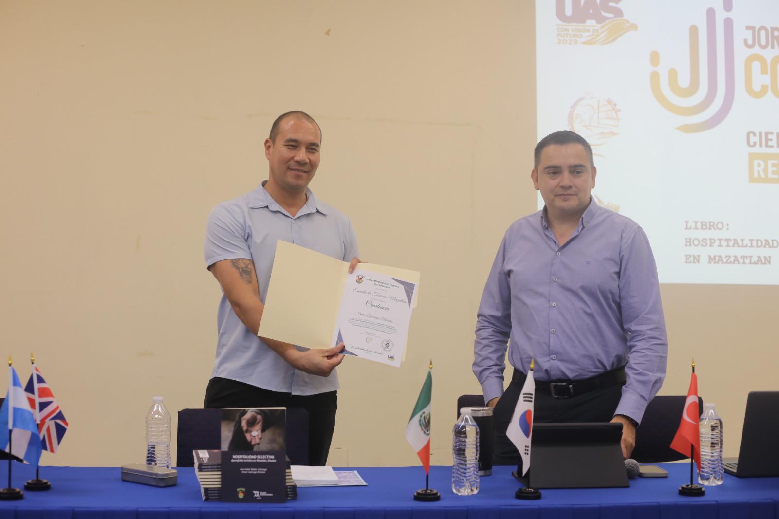 $!Presenta Omar Lizárraga Morales libro sobre turismo popular y prejuicios en Mazatlán