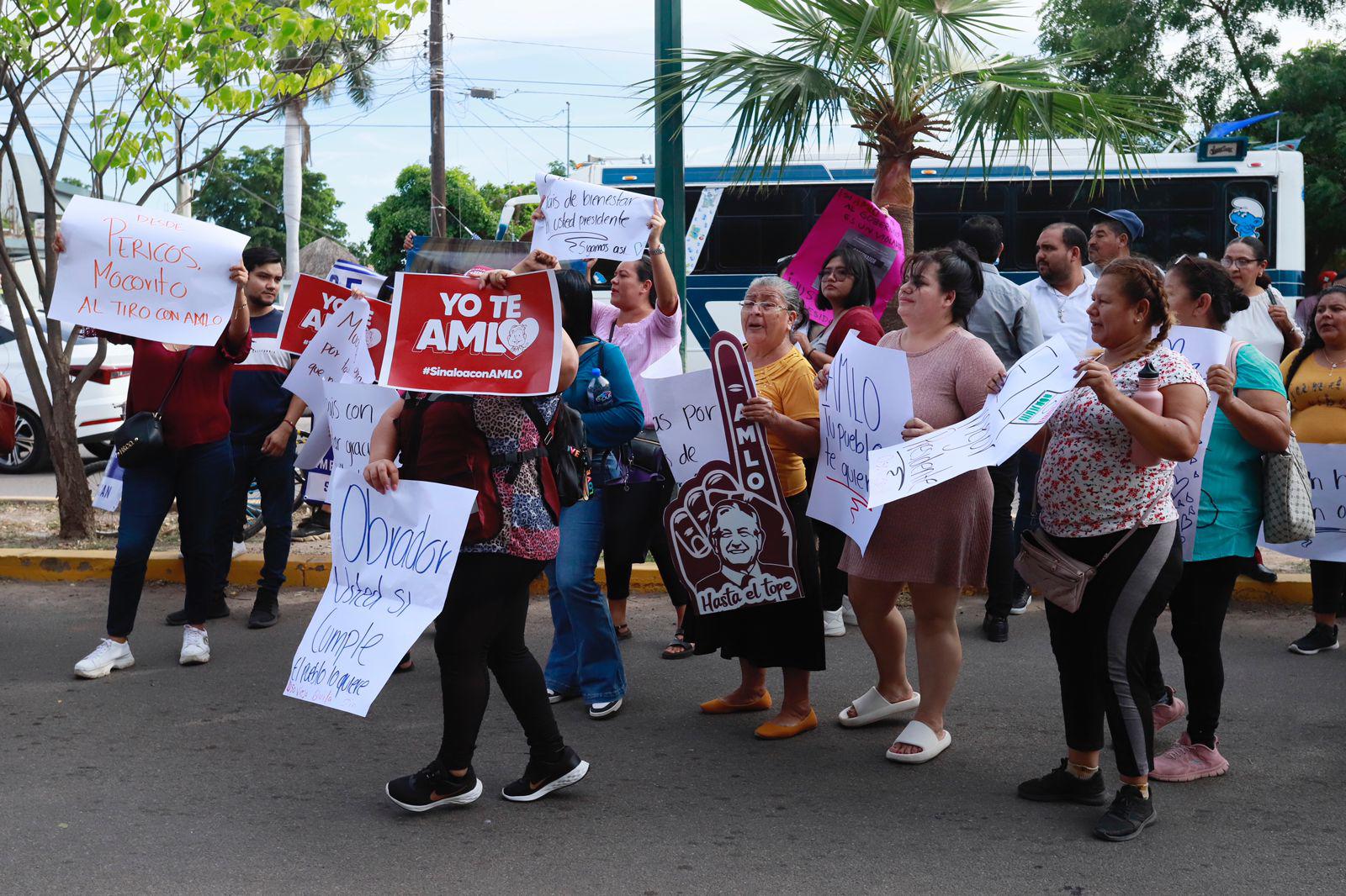 $!Simpatizantes y manifestantes ‘alborotan’ la llegada de AMLO a Culiacancito