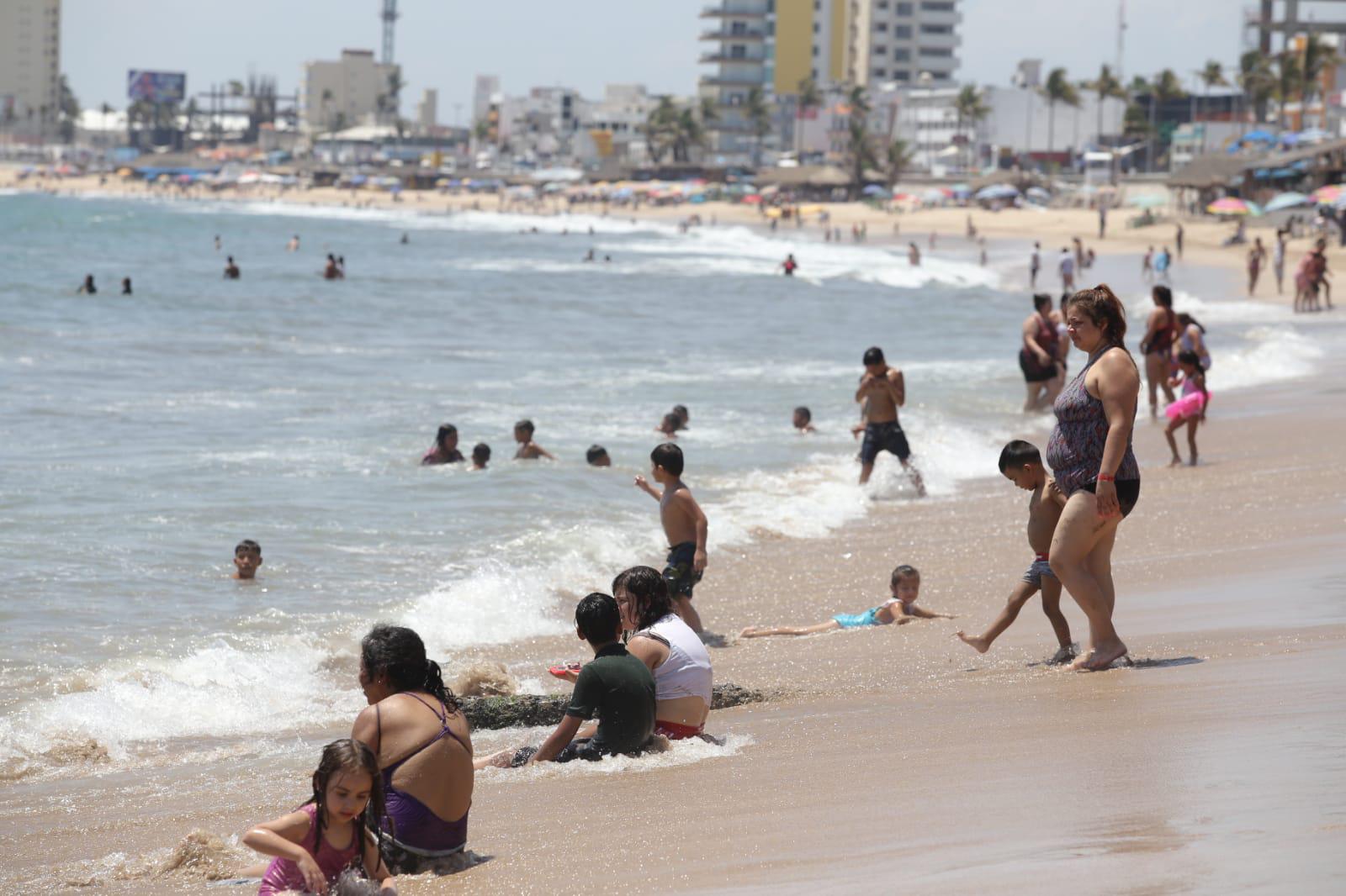 $!Dentro del mar, turistas mitigan calor de hasta 39 grados en Mazatlán