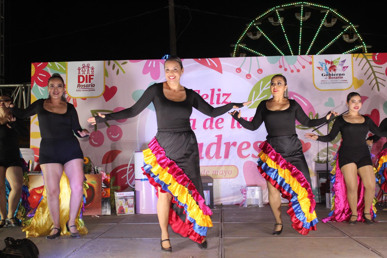 $!Disfrutan mamás festejo con rifa de regalos y elección de reina en Rosario