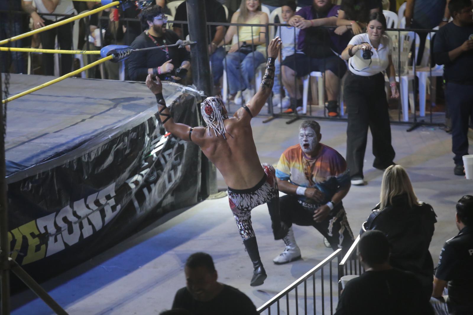 $!Artimañas permiten triunfo sobre Shocker en función de lucha libre