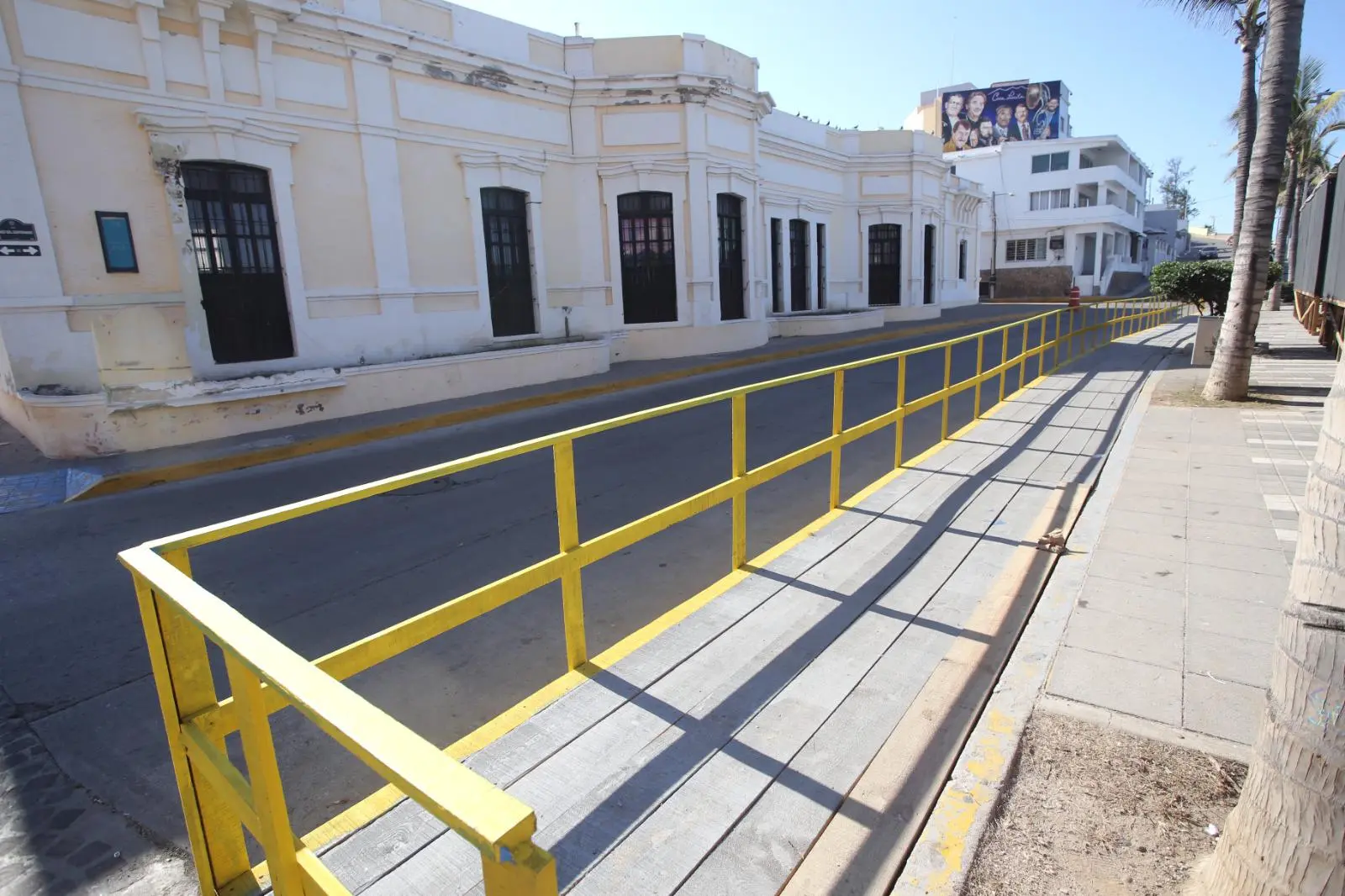 $!Avanzan preparativos del Carnaval de Mazatlán con instalación de baños en Olas Altas