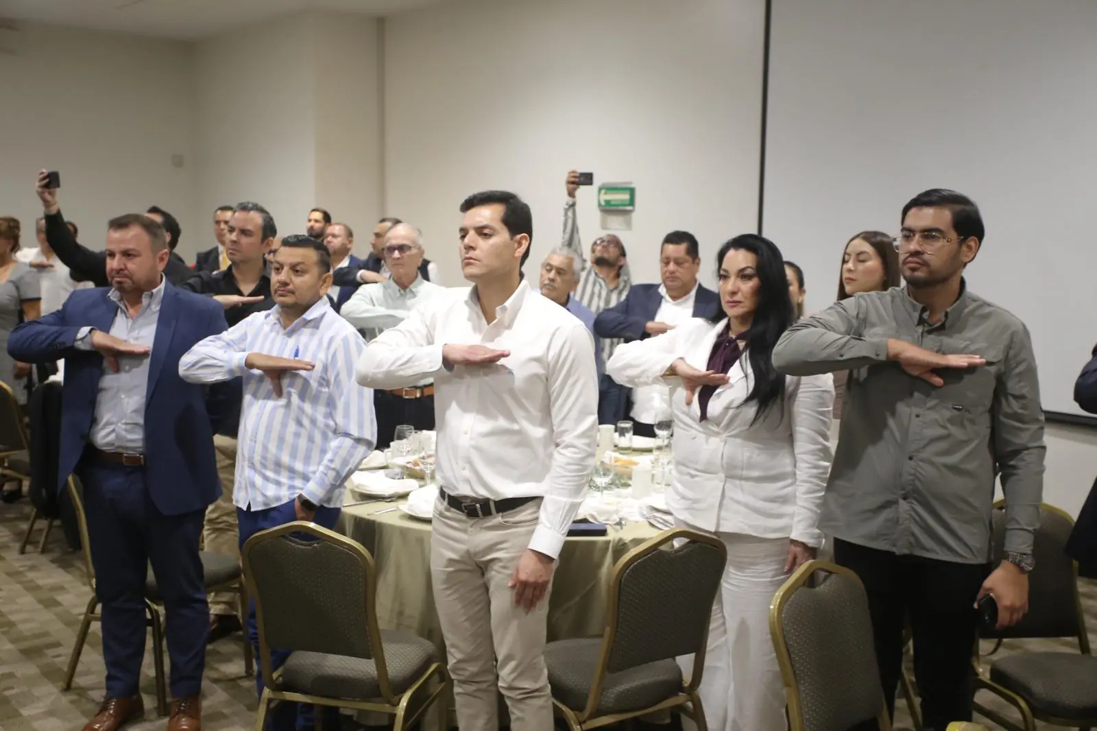 $!Asume Rosa Alicia León directiva del Colegio de Notarios Públicos de Mazatlán; la primera mujer en su historia