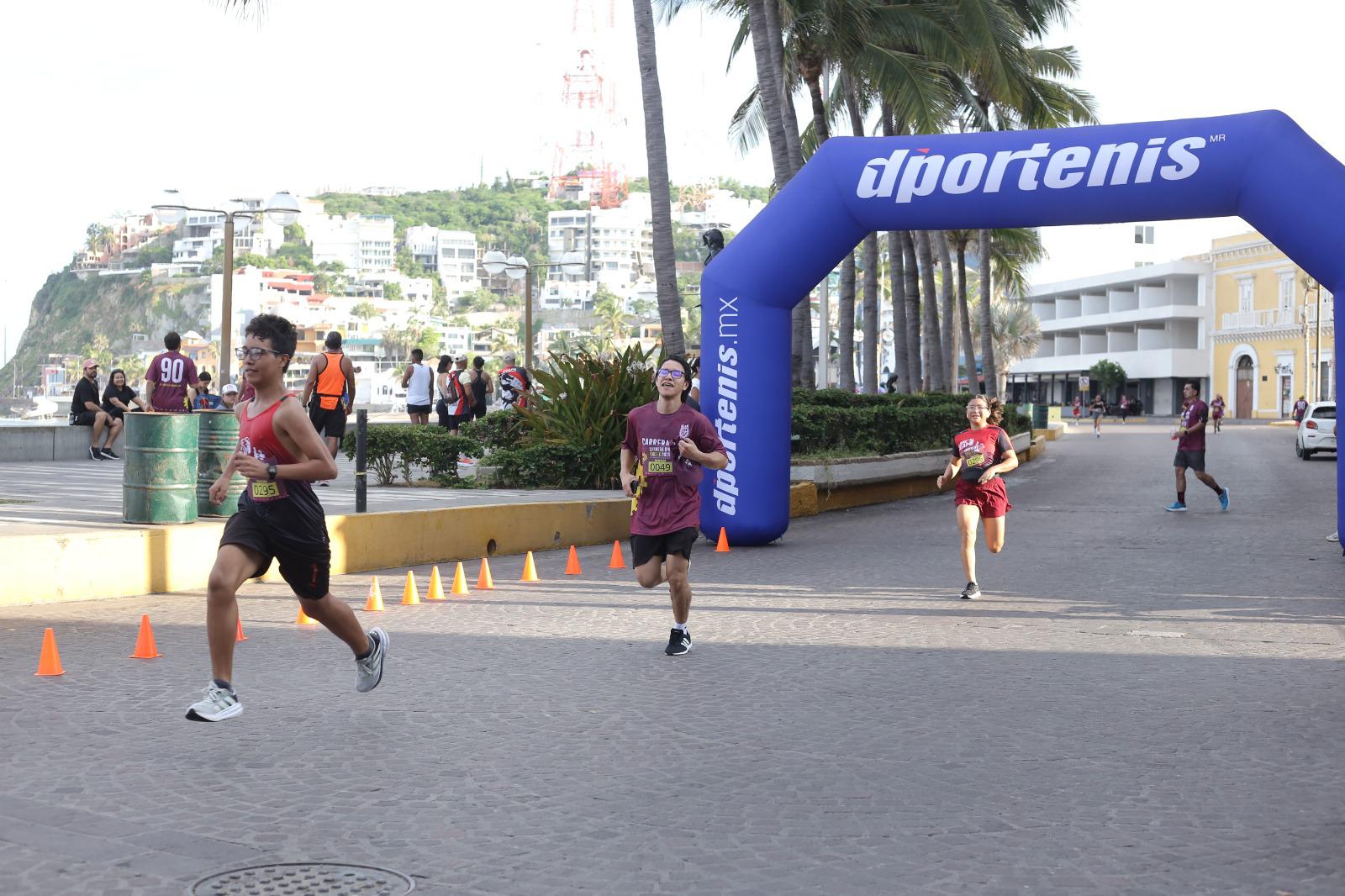 $!Javier Labrador y Ana Luisa Llorente conquistan la 15ª Carrera IPN OnceK 2026 en Olas Altas
