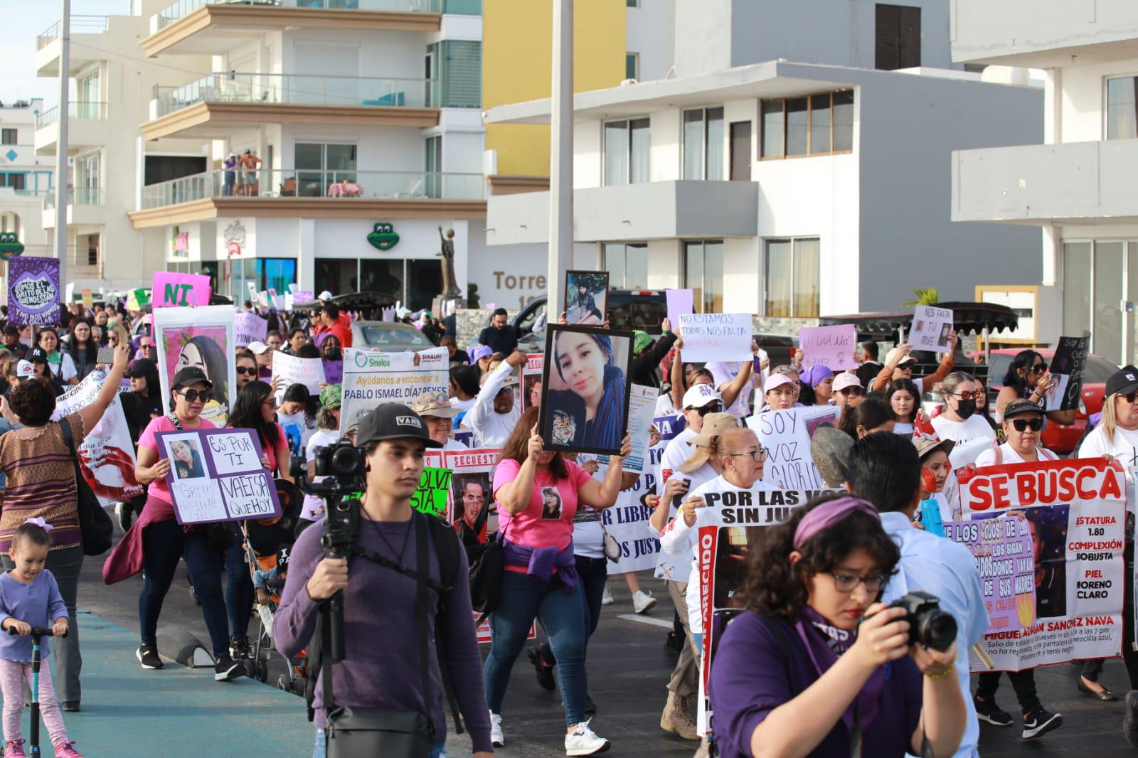 $!Mujeres toman el paseo costero de Mazatlán para exigir alto a la violencia