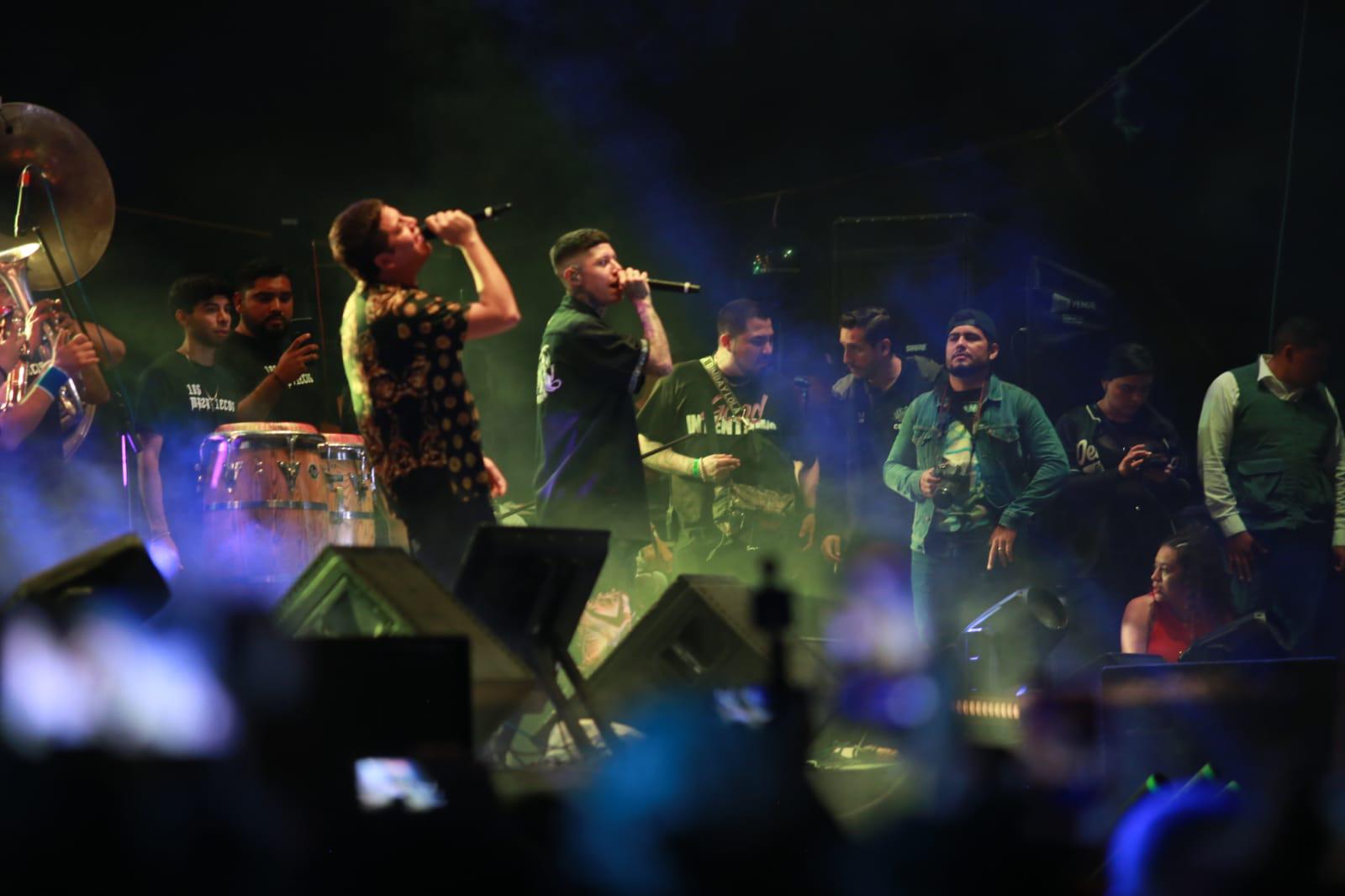 $!Junto a Remmy Valenzuela, a quien invitó a subir al escenario y presentaron un palomazo.