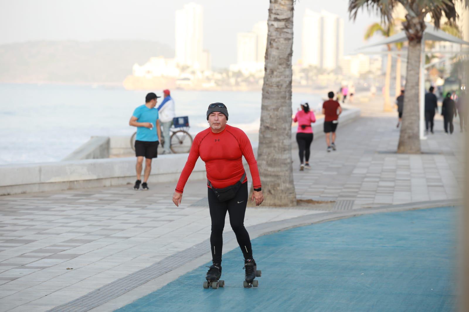 $!Deportistas salen bien abrigados.