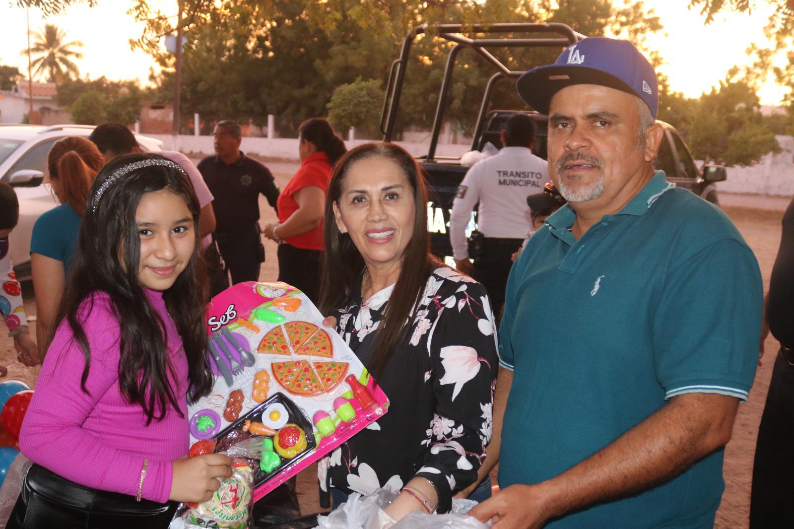 $!Llevan regalos a niños y niñas a comunidades de Escuinapa