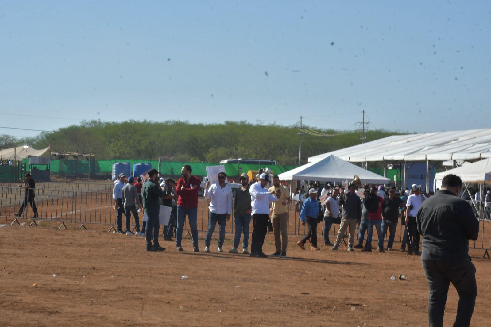 $!A pie y en camiones llegan funcionarios y trabajadores de Gobierno del Sinaloa a evento de Sheinbaum en Culiacán