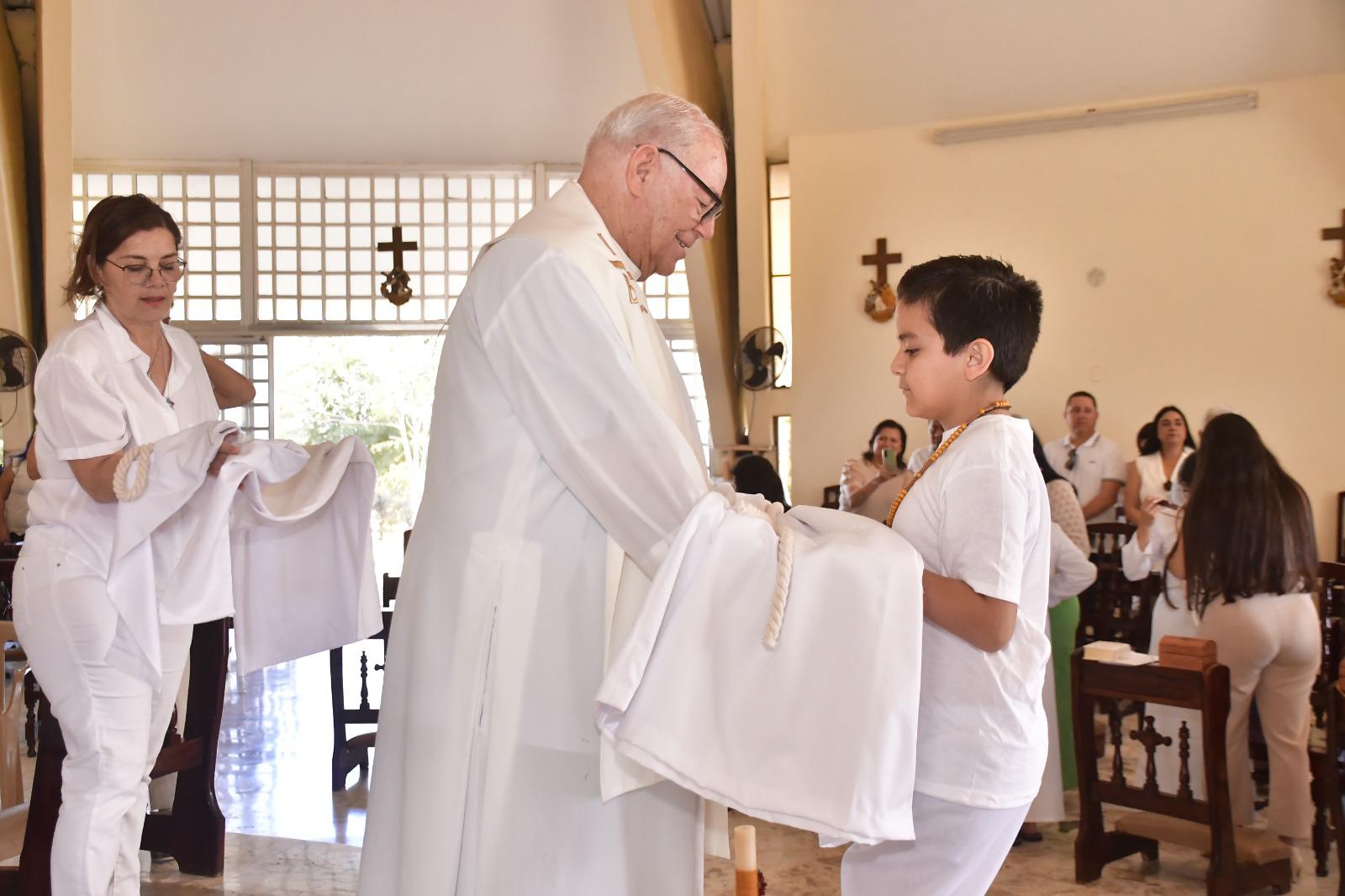 $!Esteban Galindo Cabrera recibe su traje de pastor.