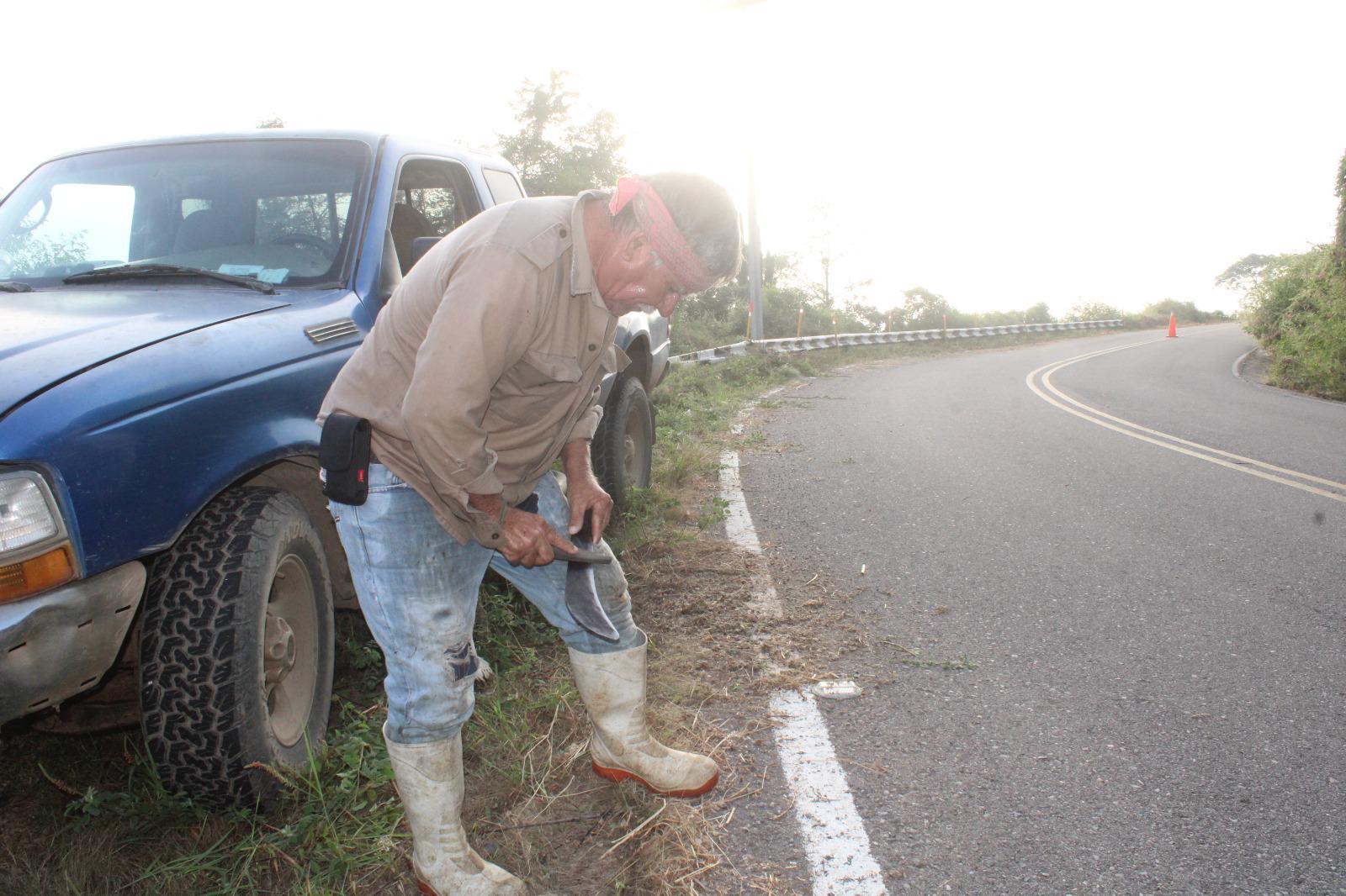 $!Vecinos de Cacalotán limpian carretera estatal desde hace 20 años para evitar accidentes