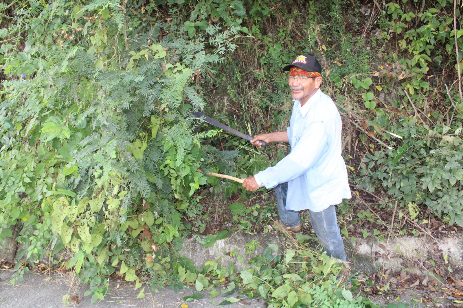 $!Vecinos de Cacalotán limpian carretera estatal desde hace 20 años para evitar accidentes