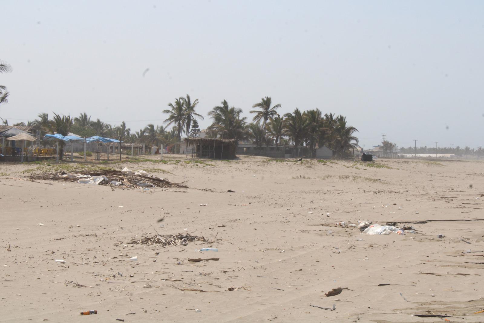 $!Playas de Rosario se quedan con basura y desechos tras la Semana Santa