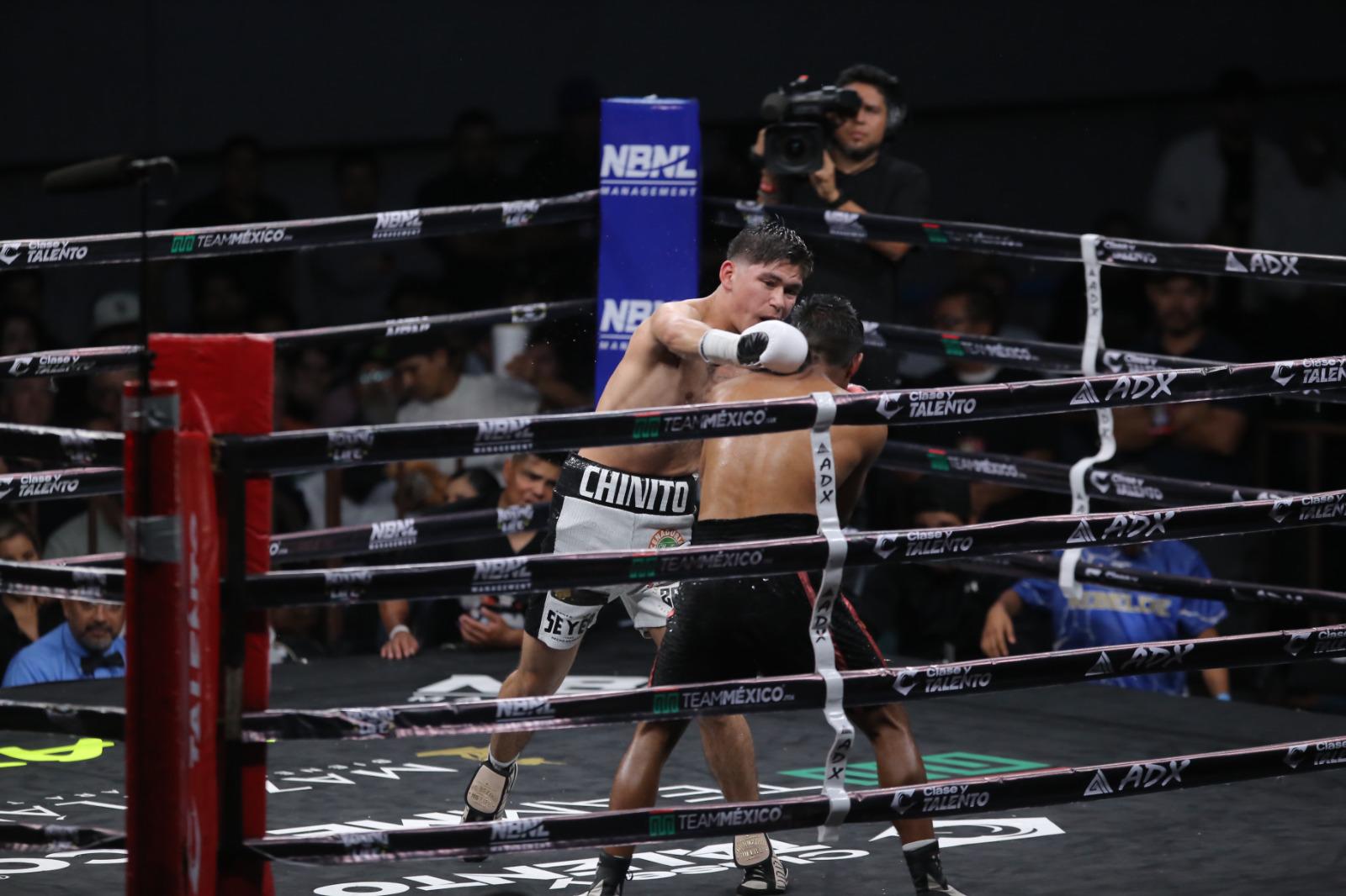 $!Aréchiga, Vega y Amaro brillan en la noche de boxeo del CUM en Mazatlán