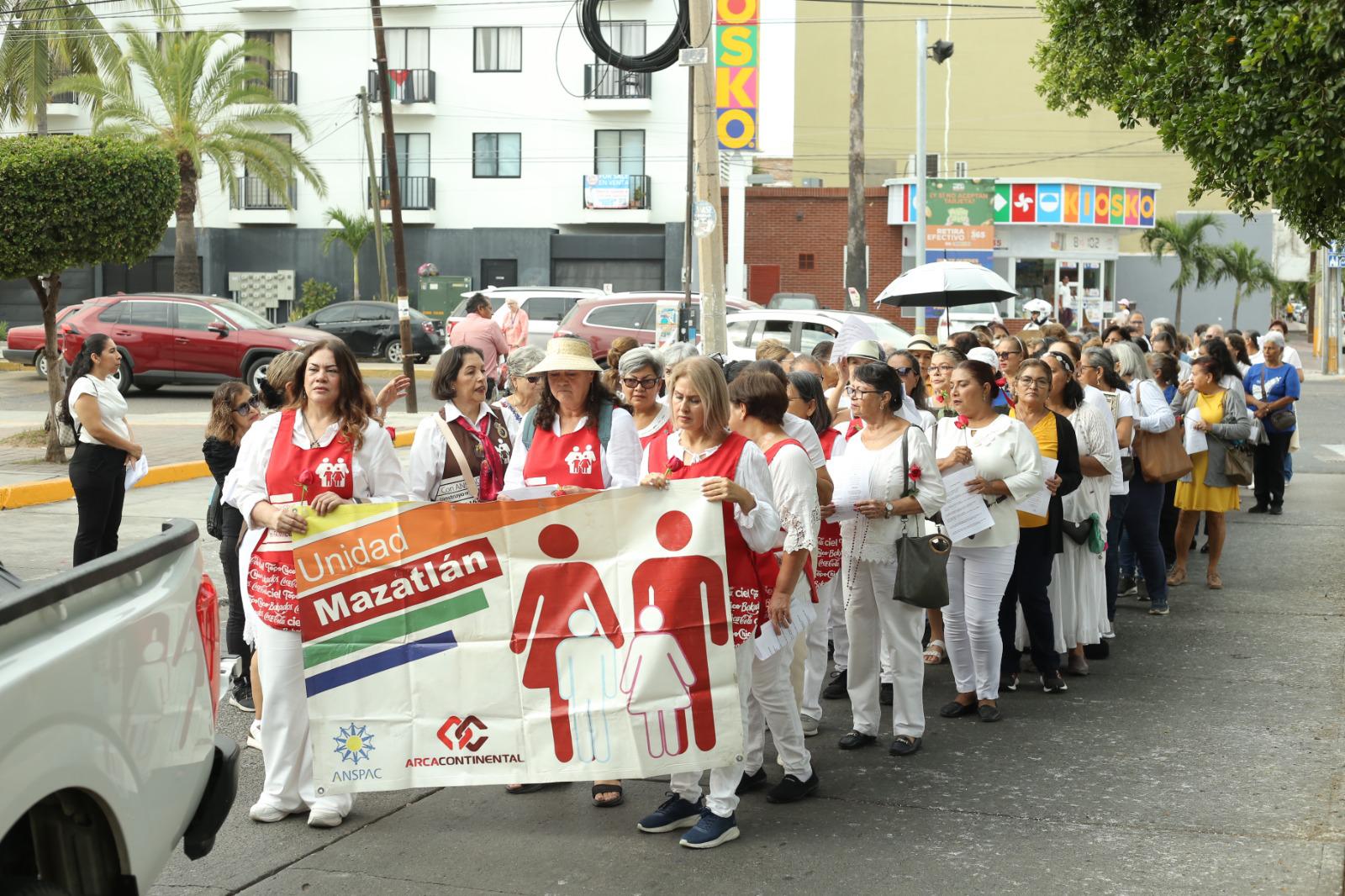 $!Integrantes de Anspac Mazatlán avanzan en peregrinación rumbo a La Puntilla en honor a la Virgen de Guadalupe.