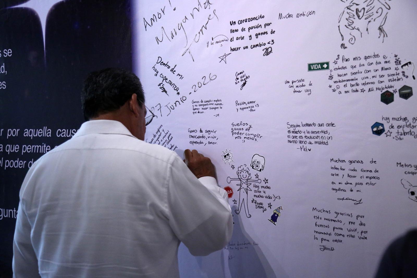 $!El público se sumó al muro participativo, al responder mediante palabras, frases o dibujos, a la pregunta ¿Qué hay dentro de ti?