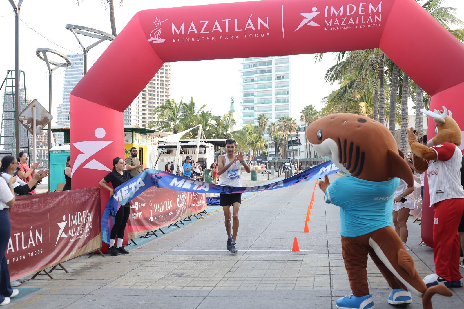$!Hermanos Labrador dominan el asfalto en Carrera Conecta=te