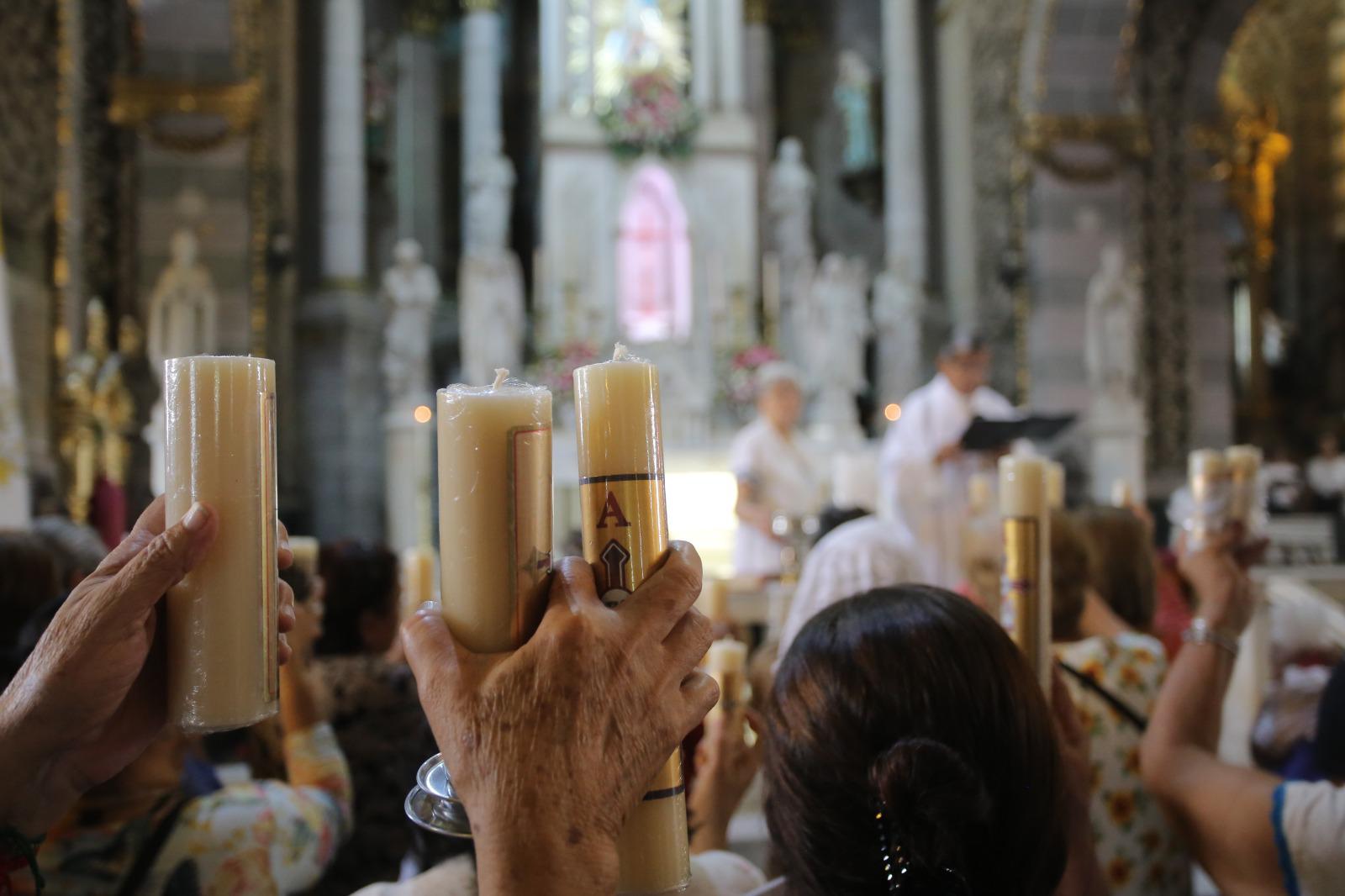 $!Bendicen las velas y al Niño Dios en Catedral de Mazatlán