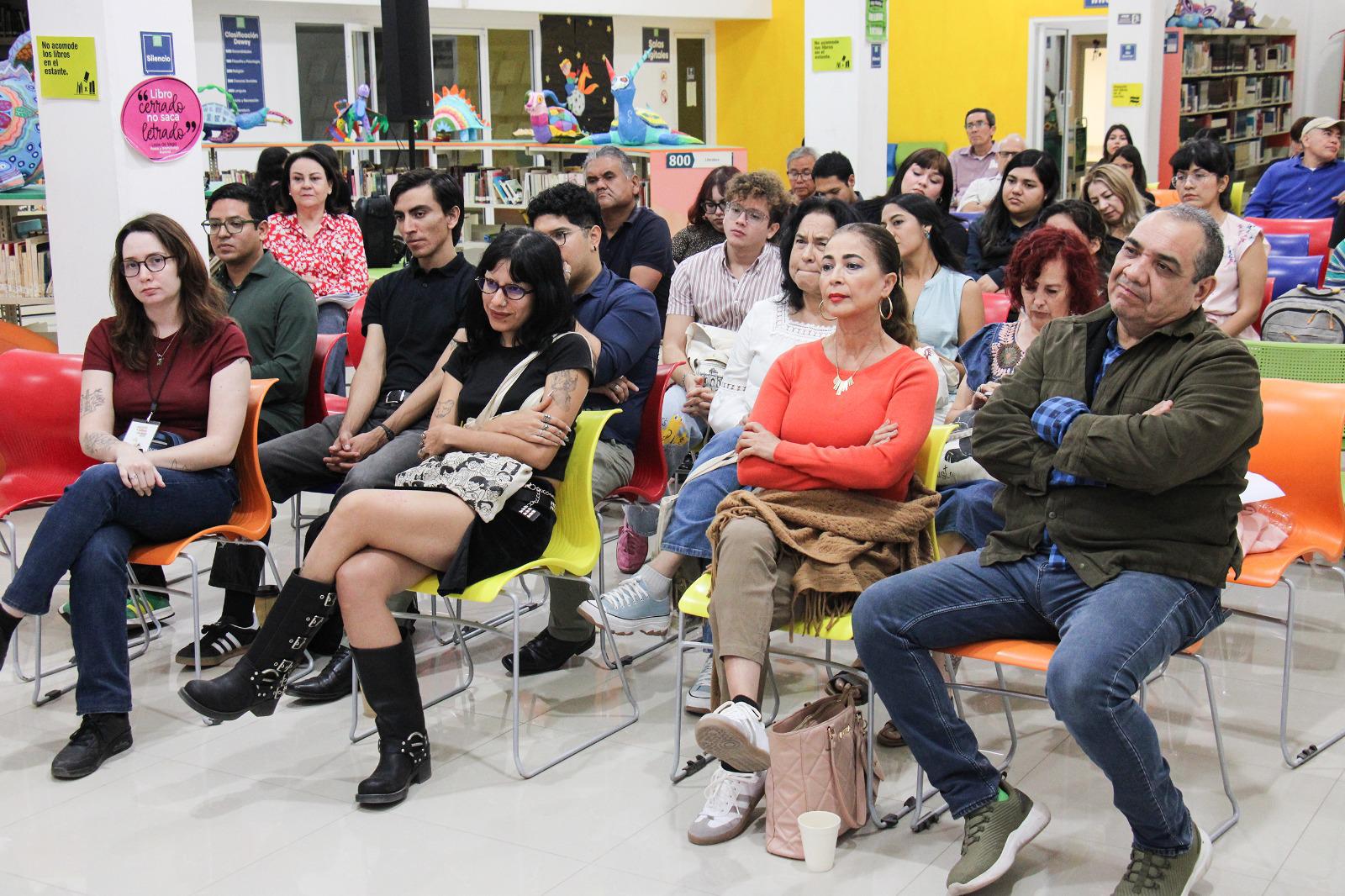 $!El público escuchó atento a los autores.