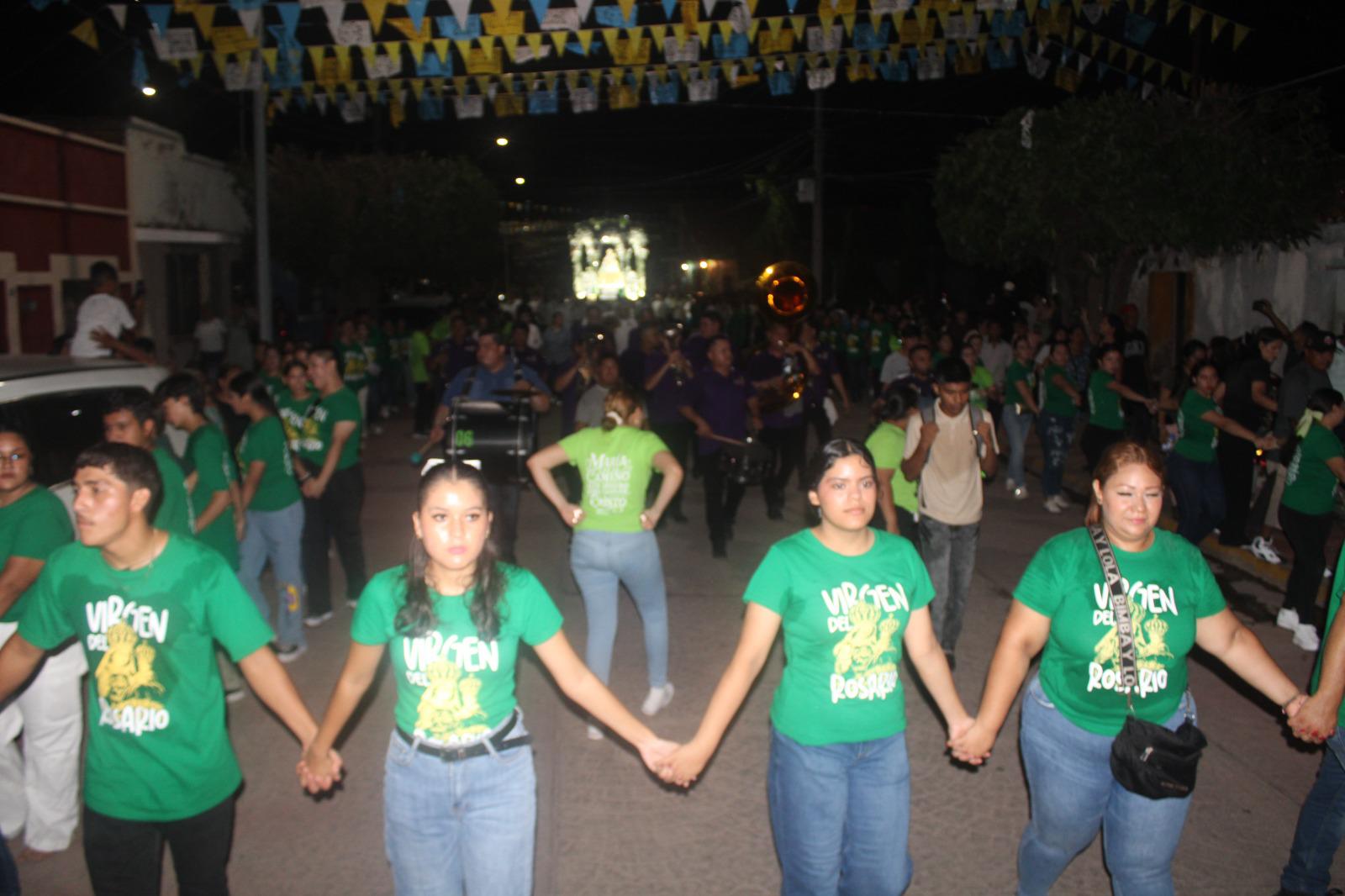 $!Realizan titánica labor cargadores y valla de jóvenes durante romería en la virgen del Rosario