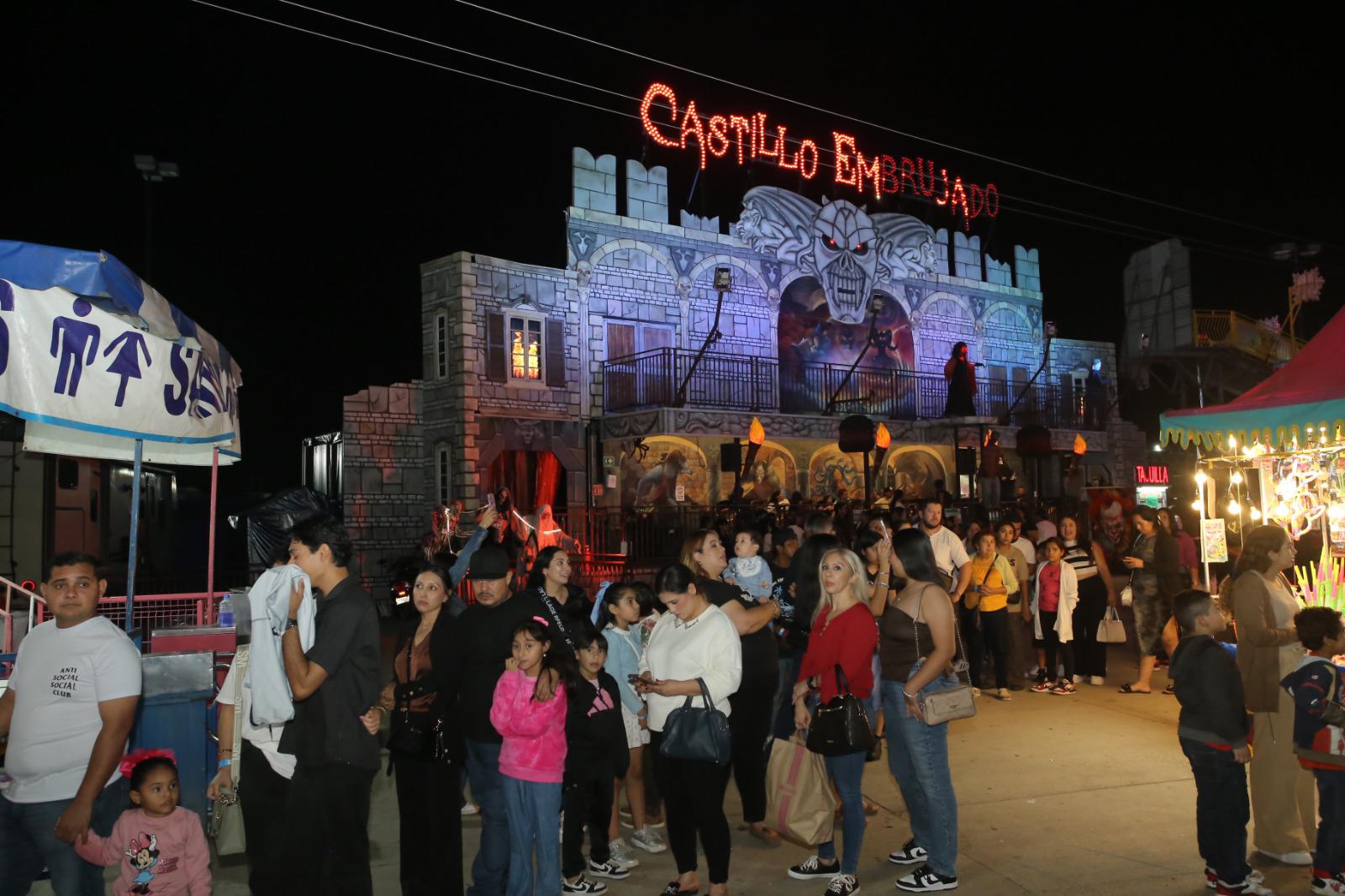 $!Disfrutan mazatlecos de una noche de diversión en el último día de la Expoferia Canaco 2025