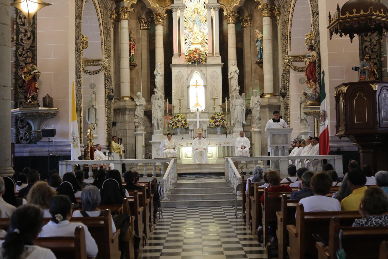 $!Celebran fieles mazatlecos la tradicional Procesión penitencial y por la paz