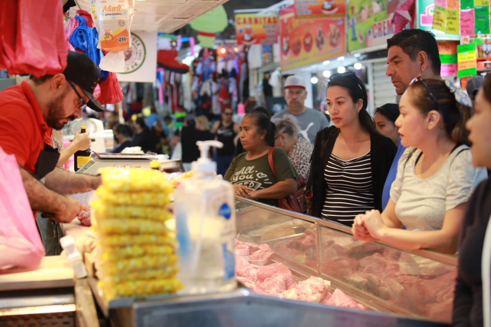 $!Están muy concurridos mercados y centros comerciales por compran navideñas