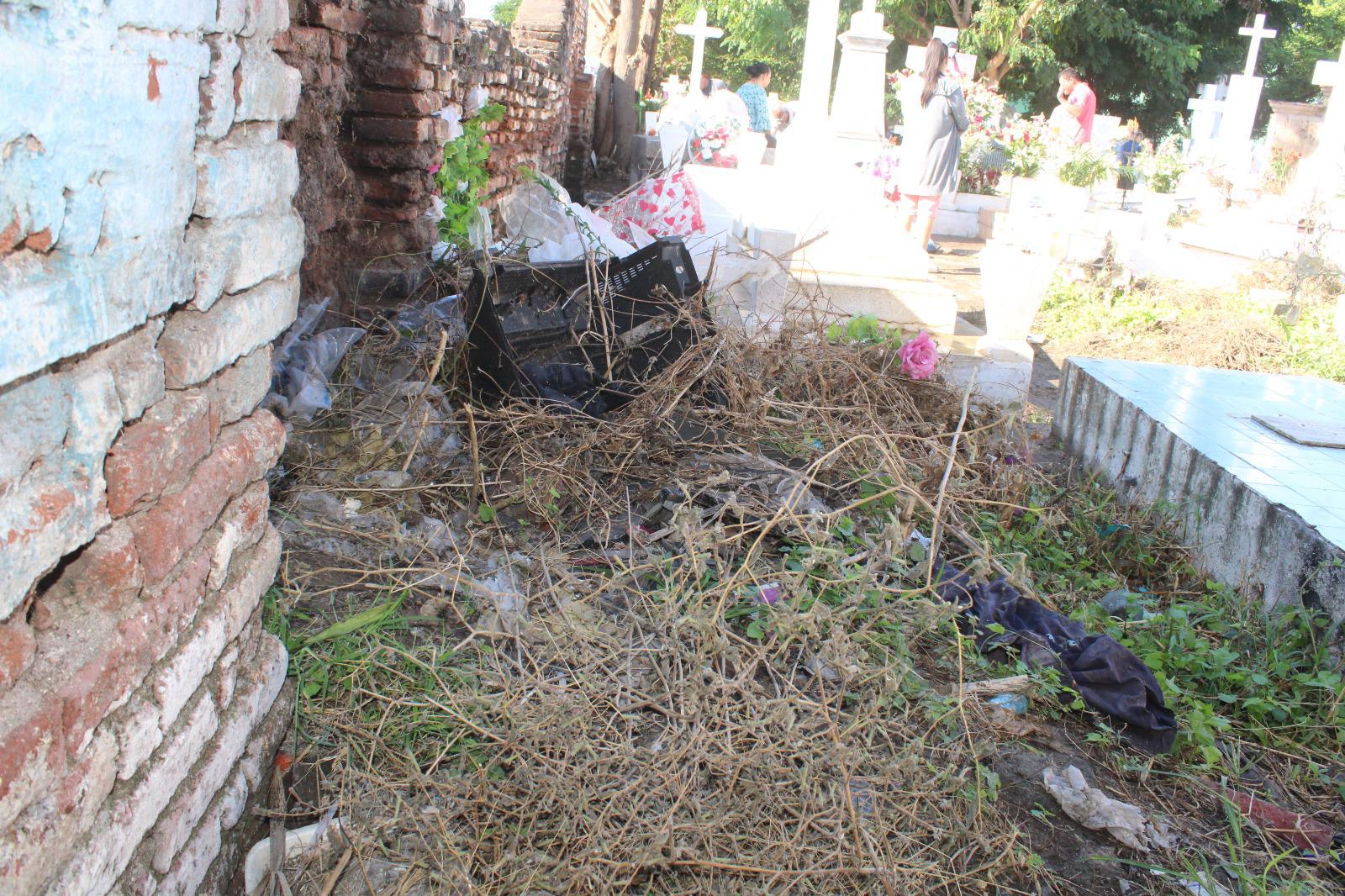 $!‘Brotan’ quejas sobre limpieza y seguridad en panteón municipal de Rosario