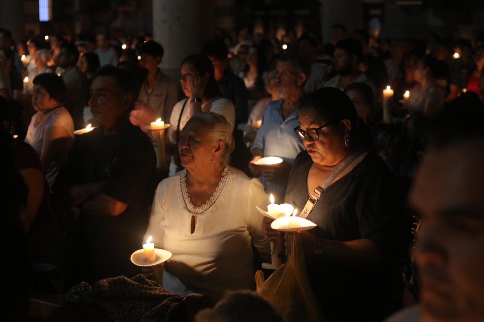 $!Bendición del fuego ilumina la Vigilia Pascual en la Catedral de Mazatlán