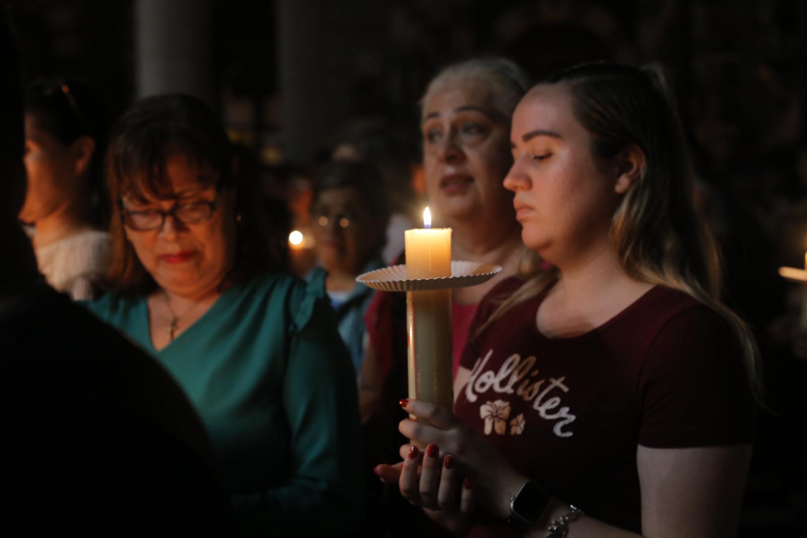 $!Bendición del fuego ilumina la Vigilia Pascual en la Catedral de Mazatlán
