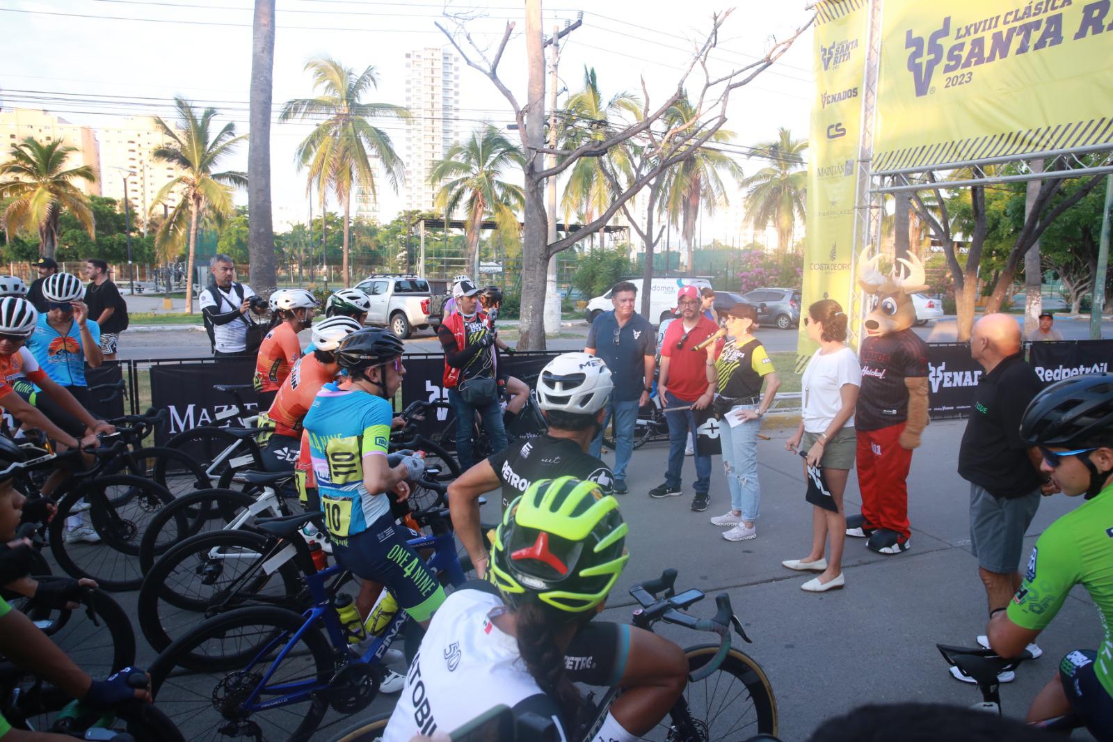 $!Parten ciclistas a conquistar la cumbre de Santa Rita