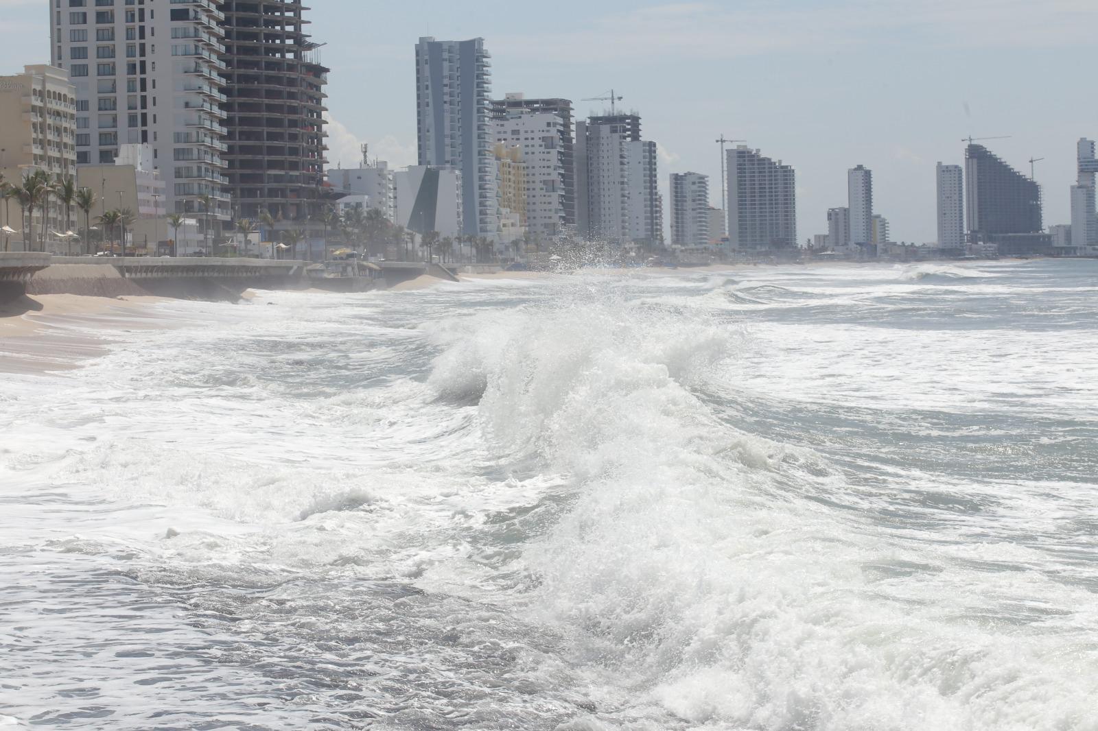 $!Prevalecen marea alta y oleaje elevado en playas de Mazatlán este domingo