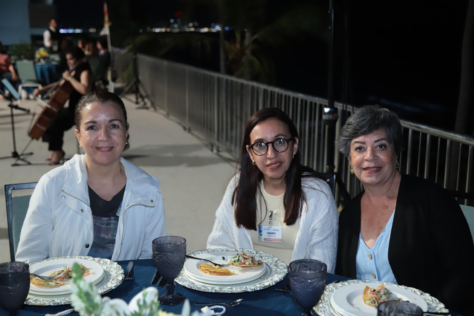 $!Lorena Monrroy, María Elena López y Patricia Lugo, de Puerto Vallarta.