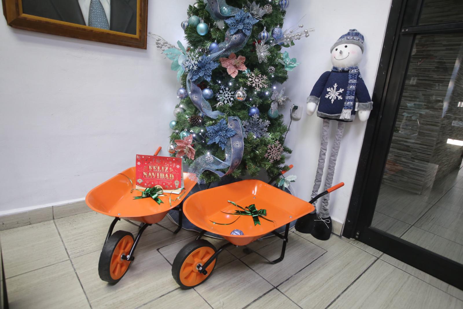 $!¡Listos para la construcción! Donan dos carretillas de juguetes a la campaña ‘Sé un Rey Mago’