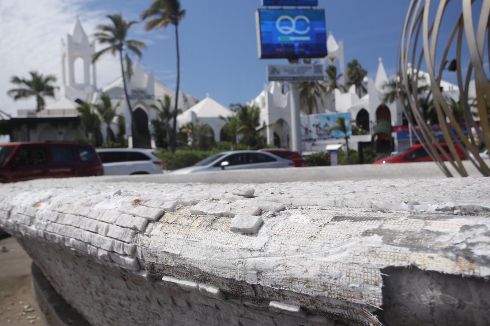 $!Muestra glorieta ‘La Perla del Pacífico’ huellas del accidente automovilístico del fin de semana, en Mazatlán