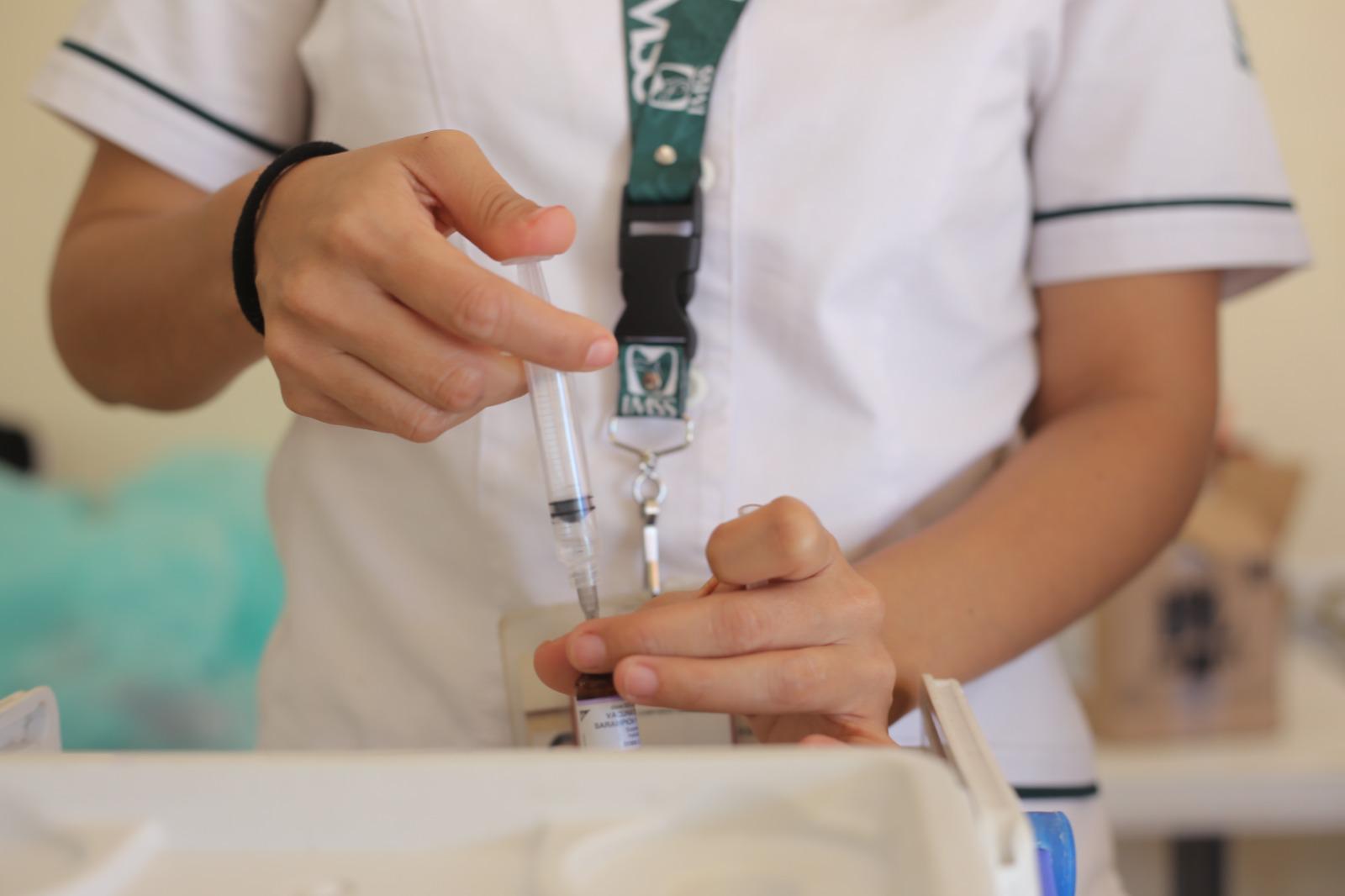 $!Participan mazatlecos en la nueva jornada intensiva de vacunación contras el sarampión