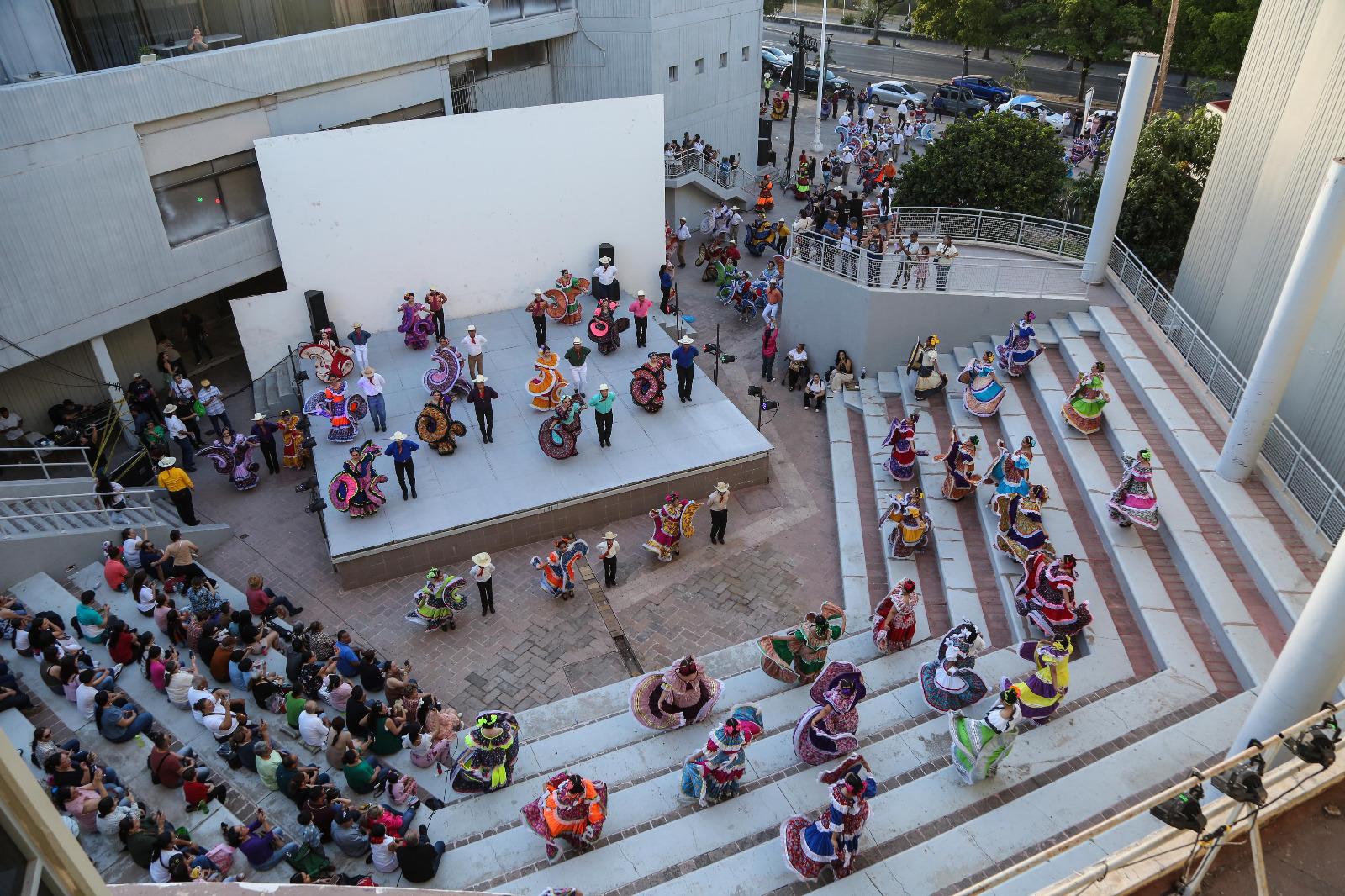 $!En el Centro Cultural Genaro Estrada se presenta el ballet folclórico de Culiacán.