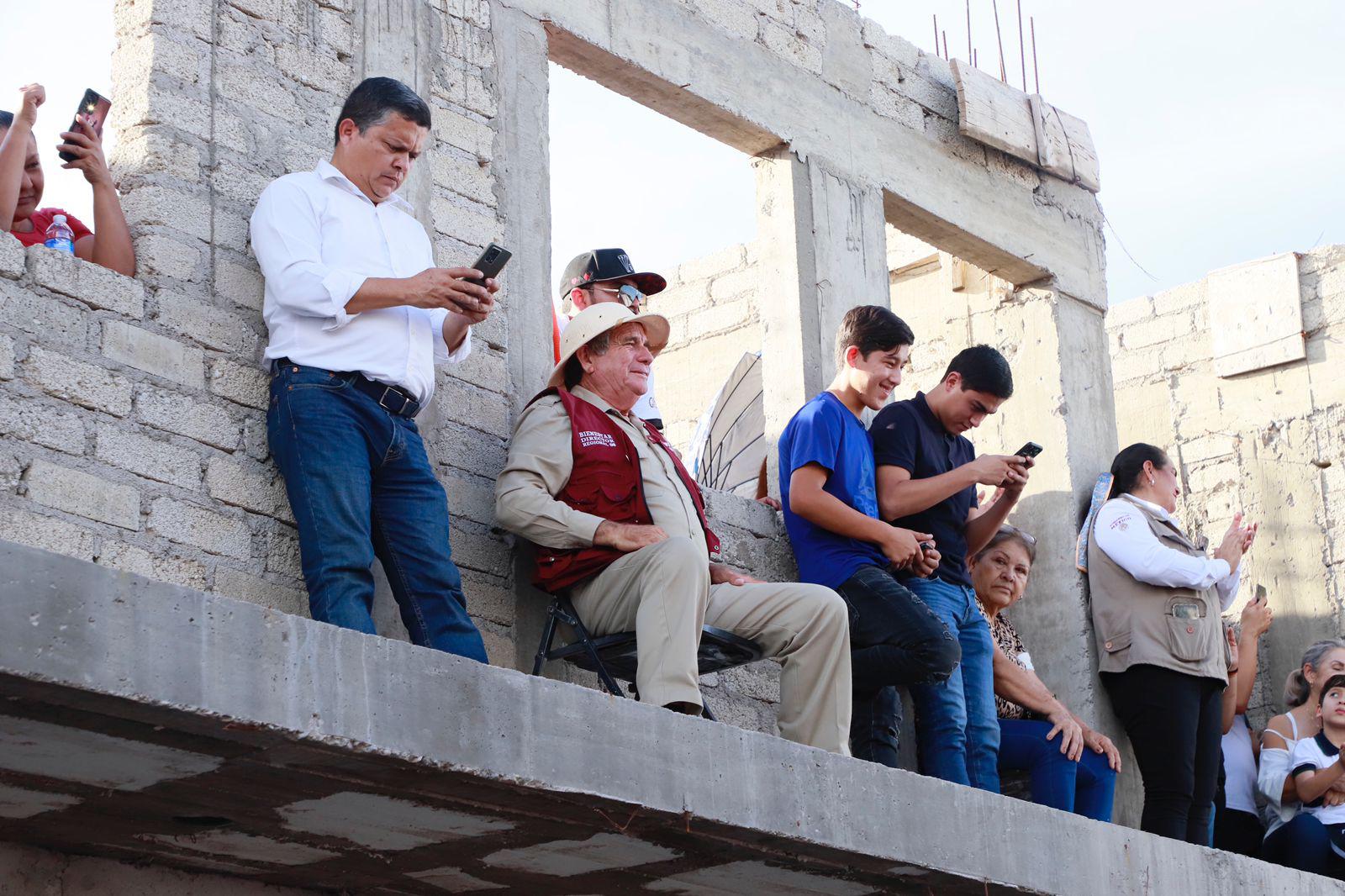 $!Simpatizantes y manifestantes ‘alborotan’ la llegada de AMLO a Culiacancito