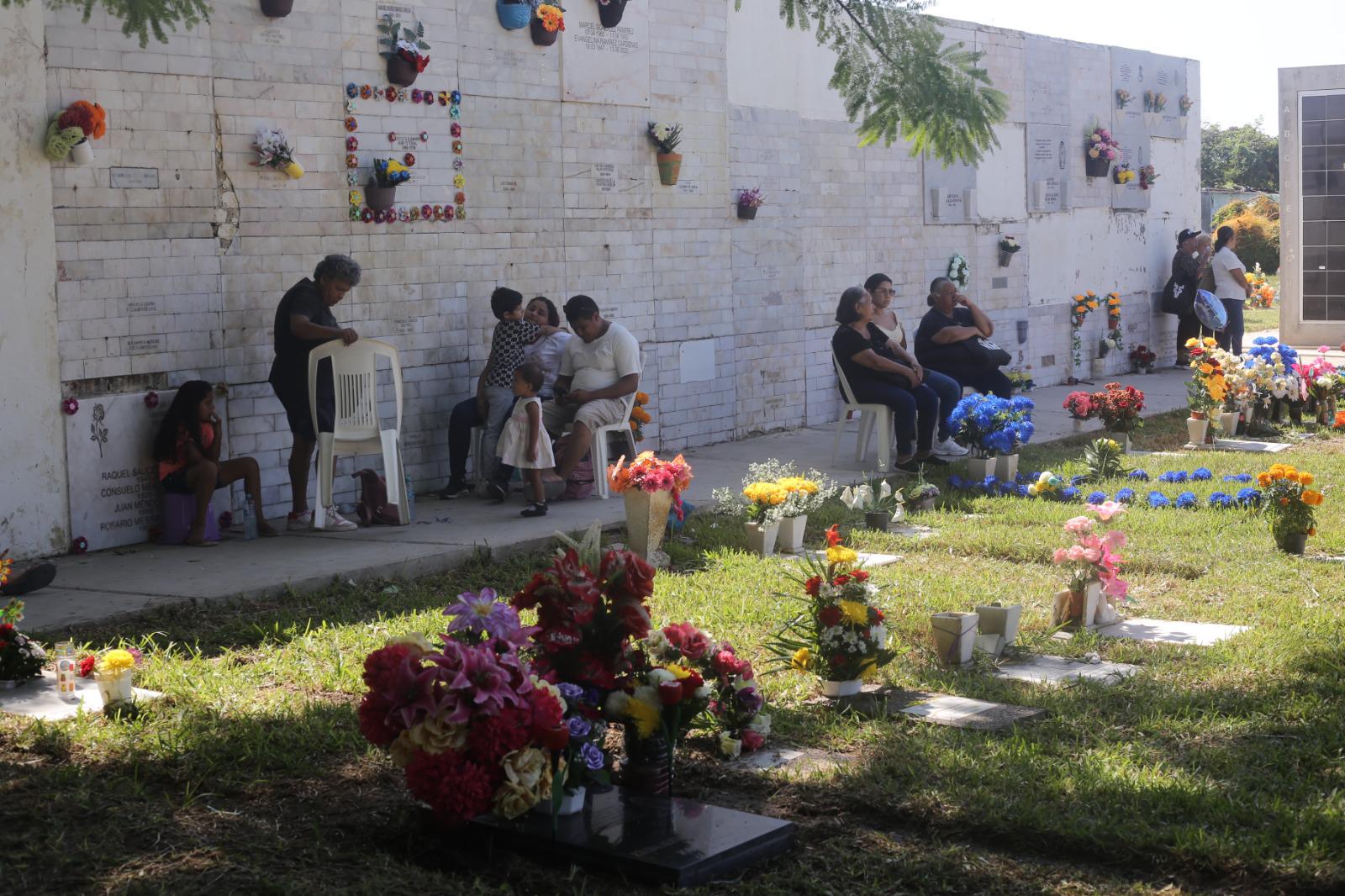 $!Mazatlecos mantienen viva la tradición del Día de Muertos en los panteones