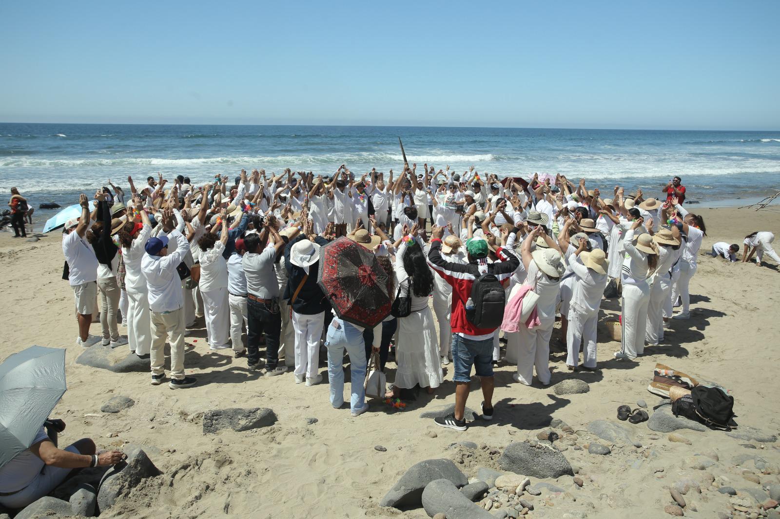 $!Vestidos de blanco, participantes celebran el equinoccio con rituales frente al mar.